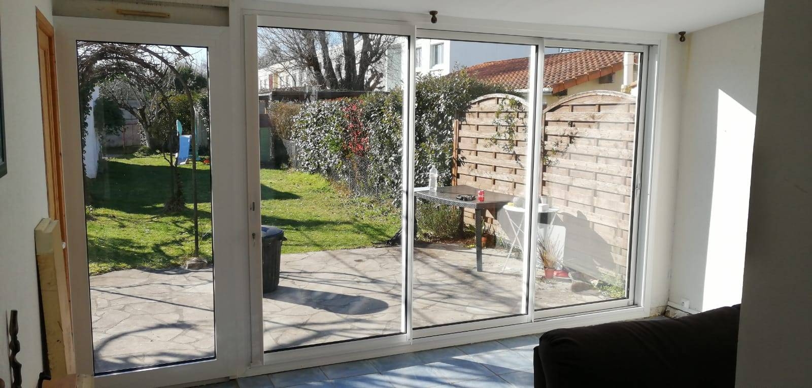 Comment remplacer une porte de garage par une baie vitrée? Store2000