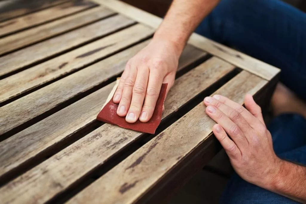 Comment décaper un volet en bois ?