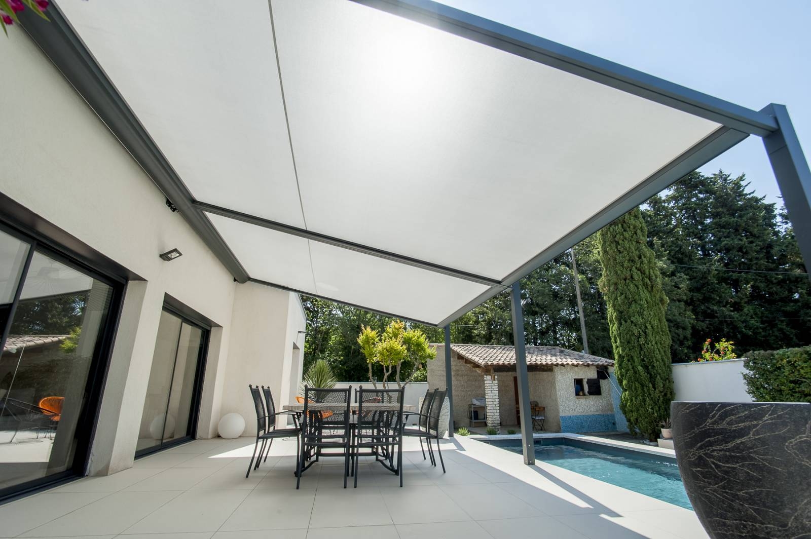 Pergola toile enroulable ou rétractable : Quelle option choisir pour votre espace extérieur ?