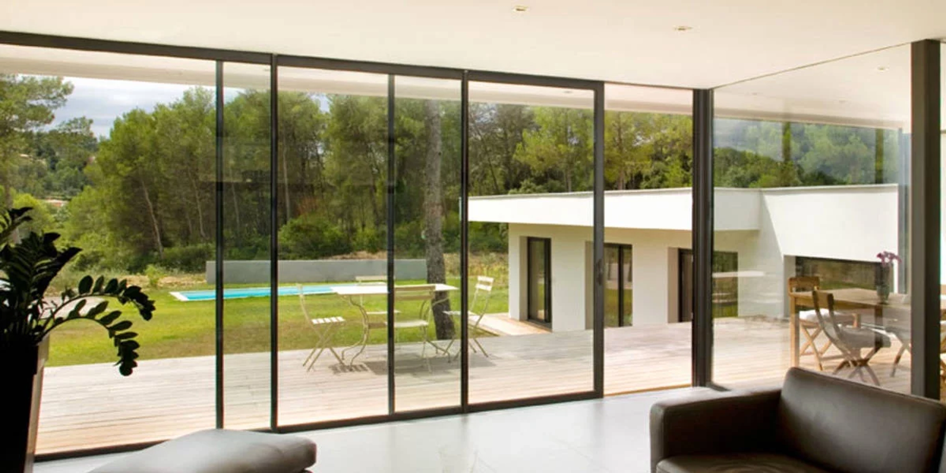 Ma baie vitrée laisse passer l’air : Que faire ?