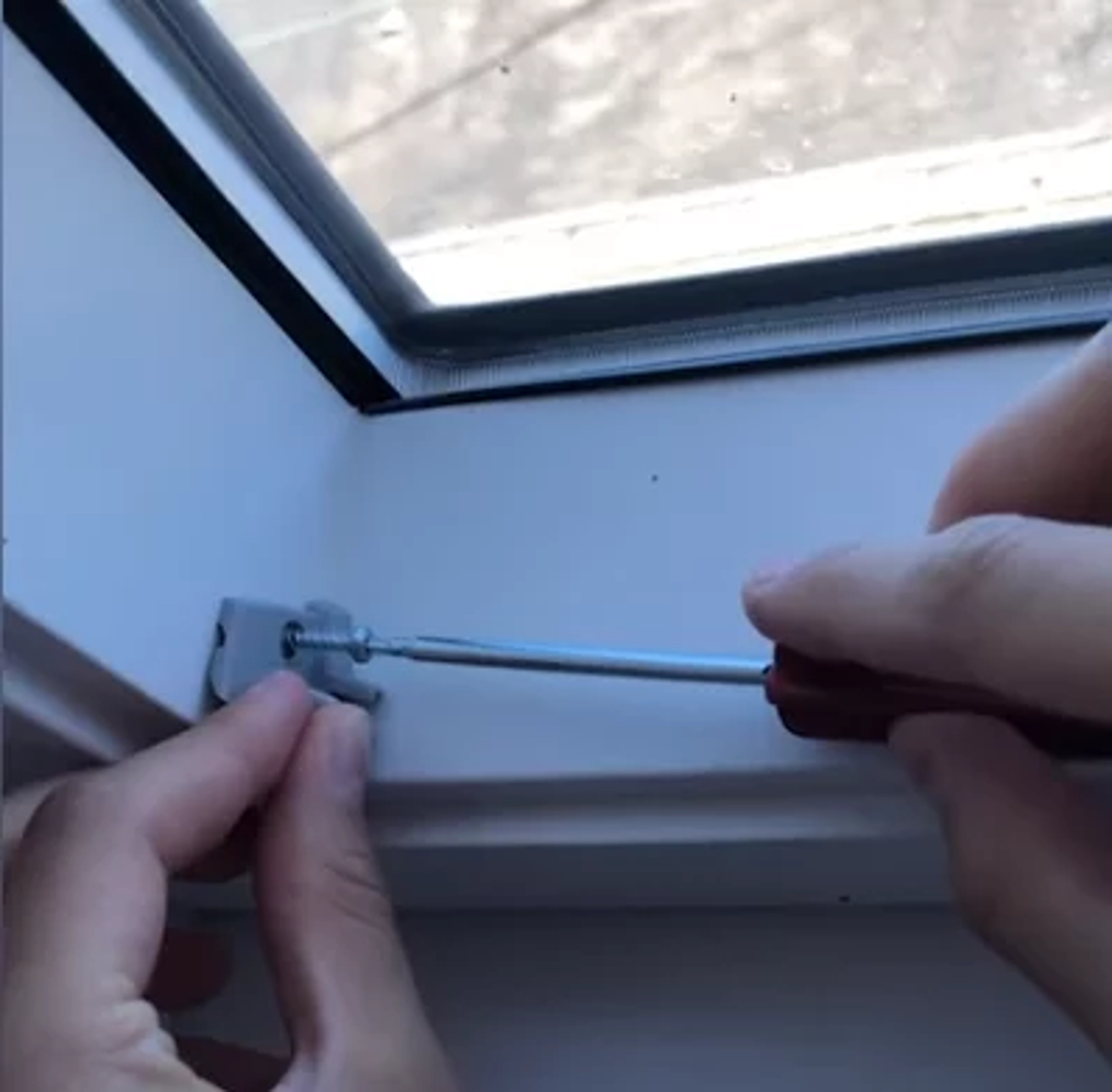 Comment démonter un store velux ?