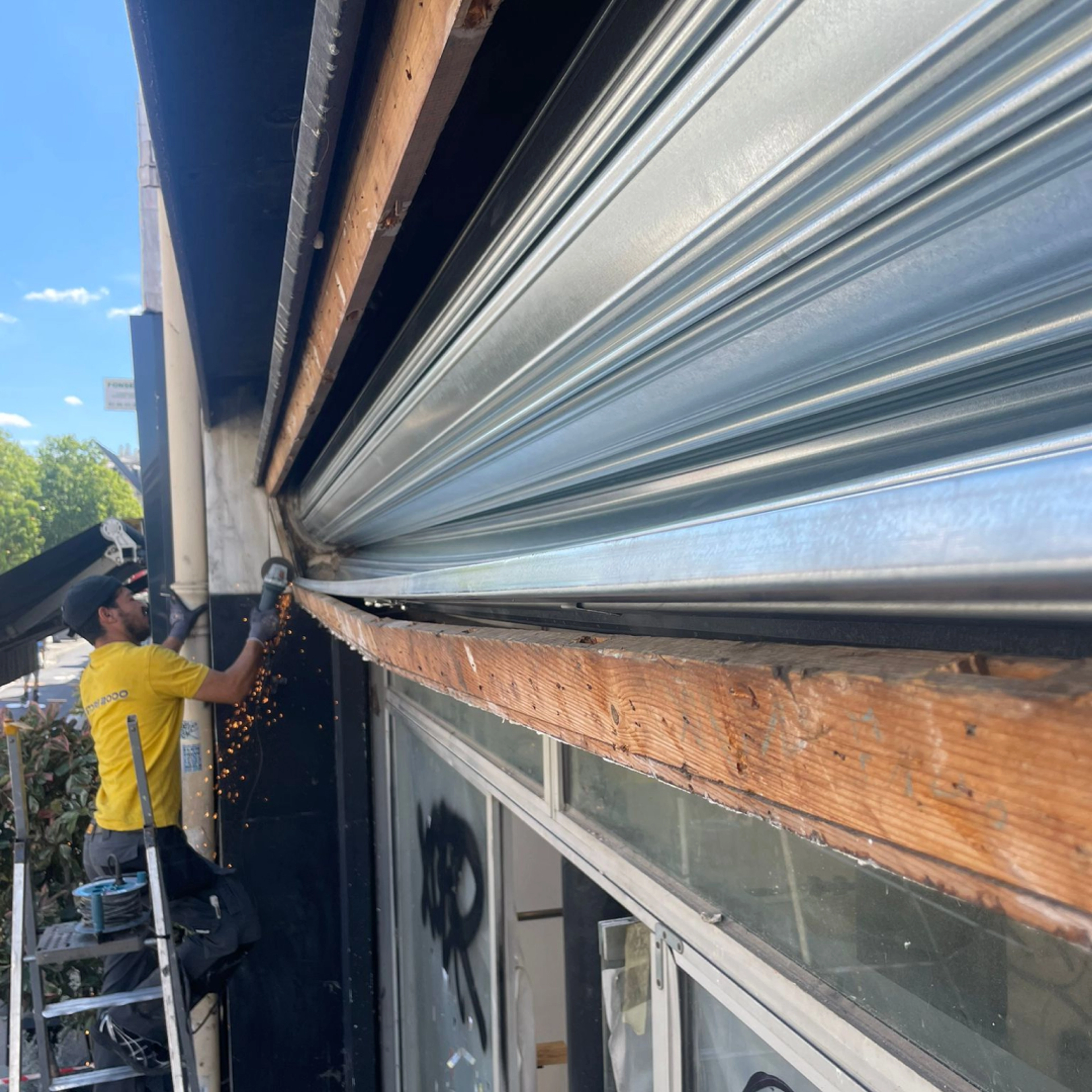 Comment démonter un rideau métallique ?