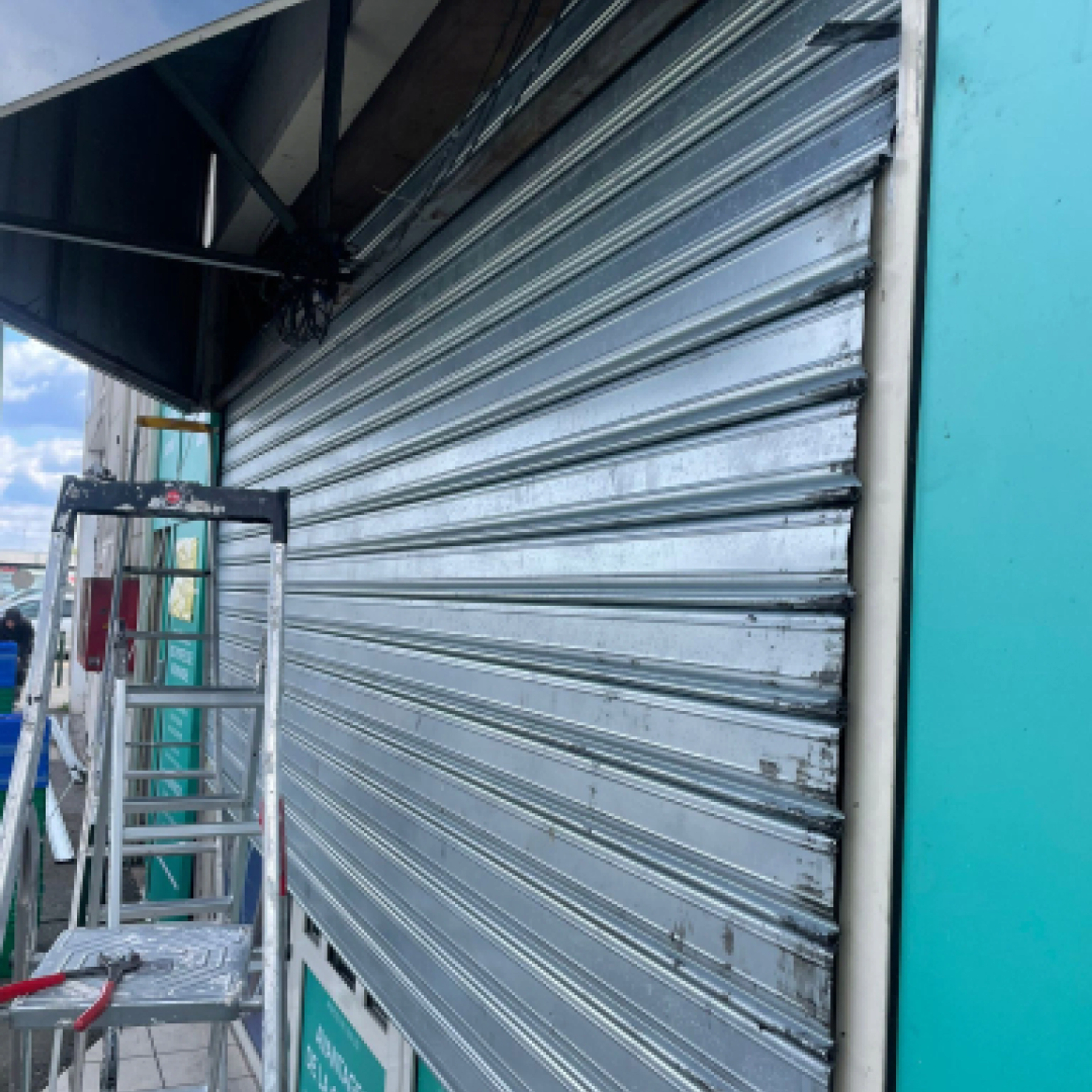 Comment réparer un rideau métallique ?