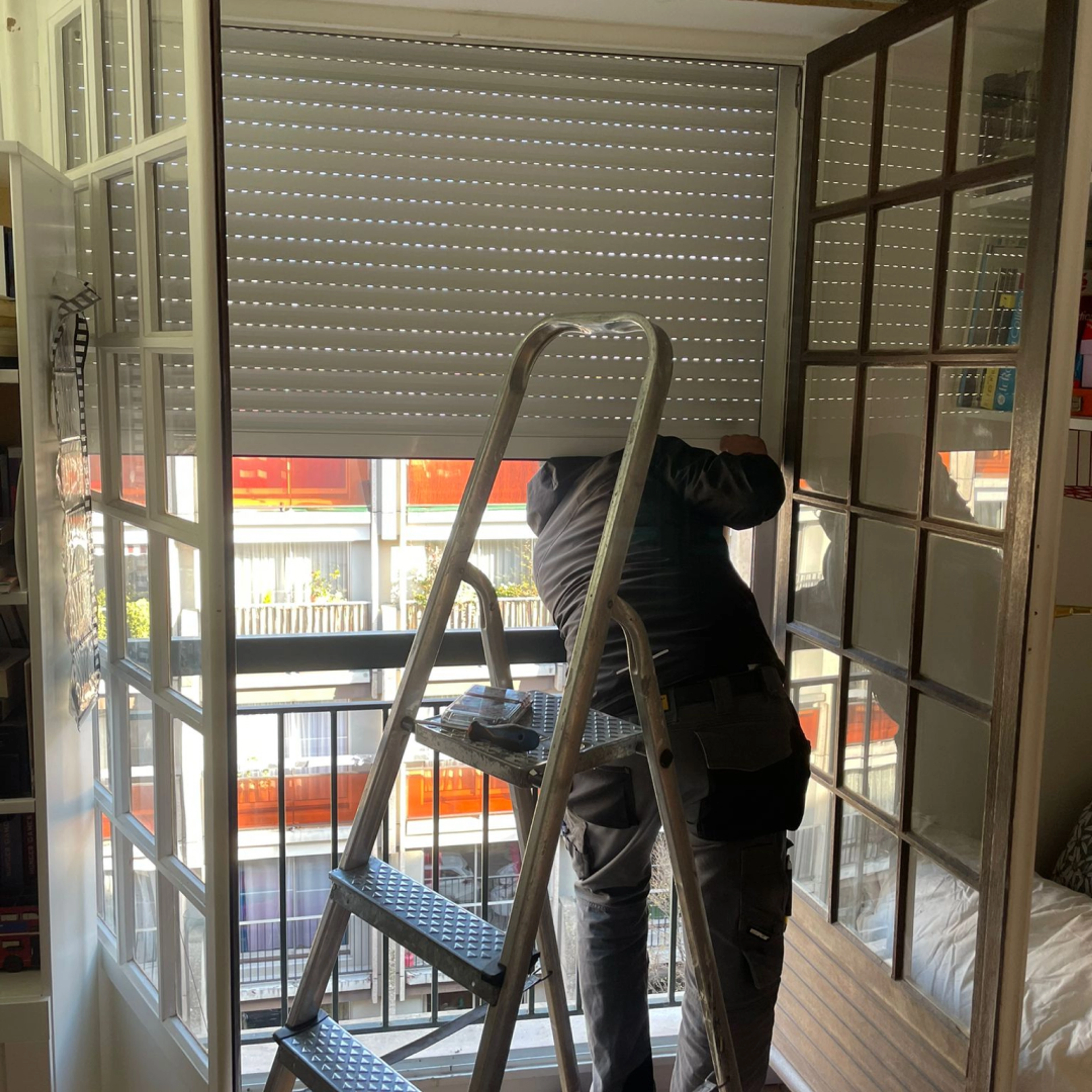 Volet roulant électrique bloqué en position basse : Que faire ?