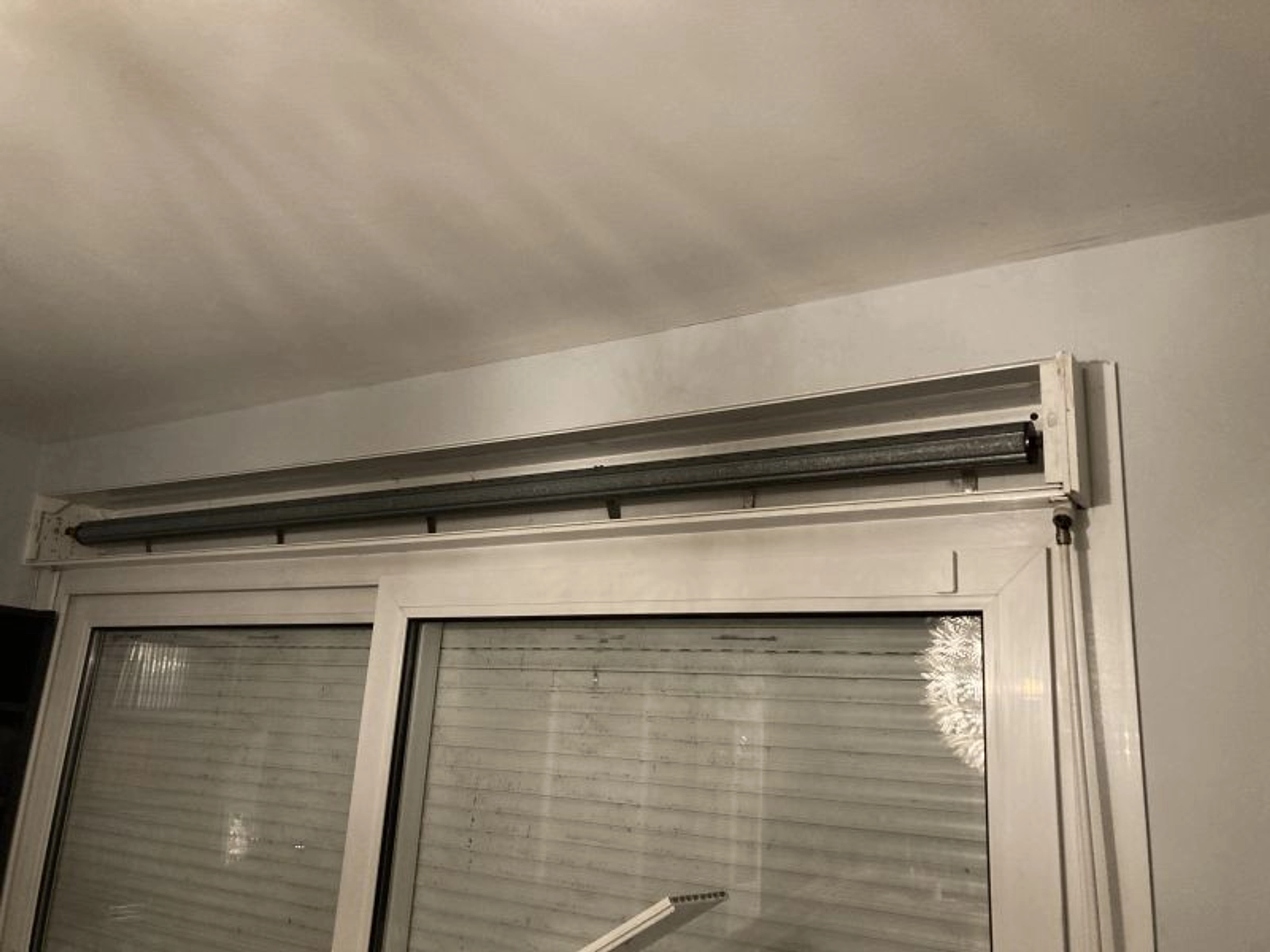 Comment graisser un volet roulant électrique correctement et durablement ?