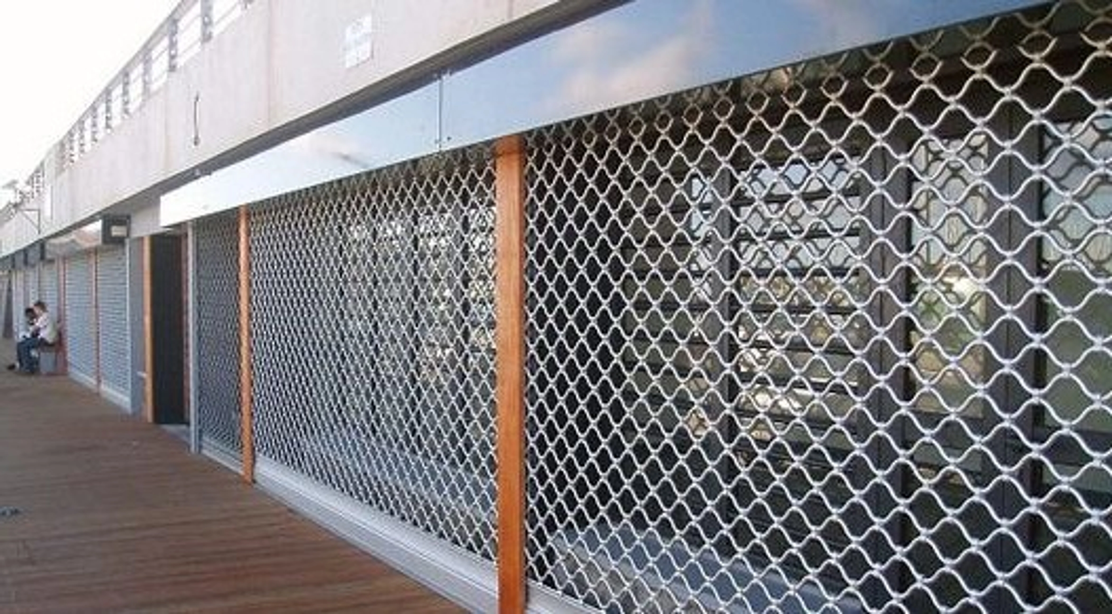 Comment installer une grille métallique de protection ?