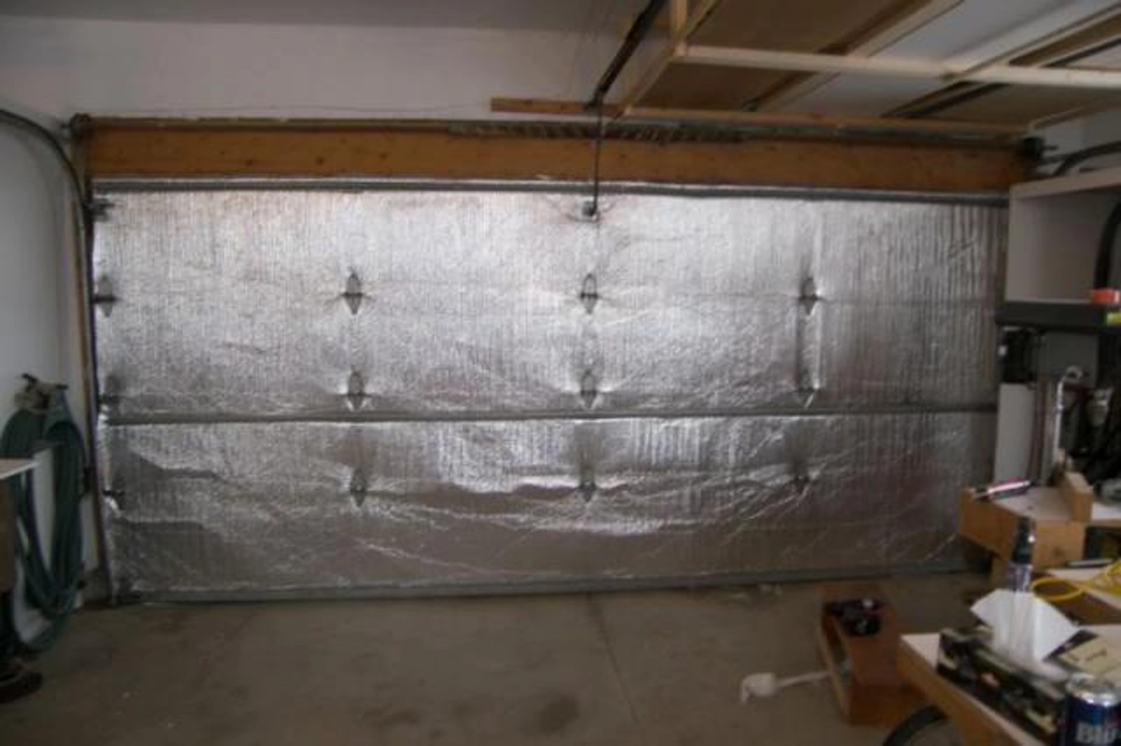 Comment isoler une porte de garage ? Démarches et astuces