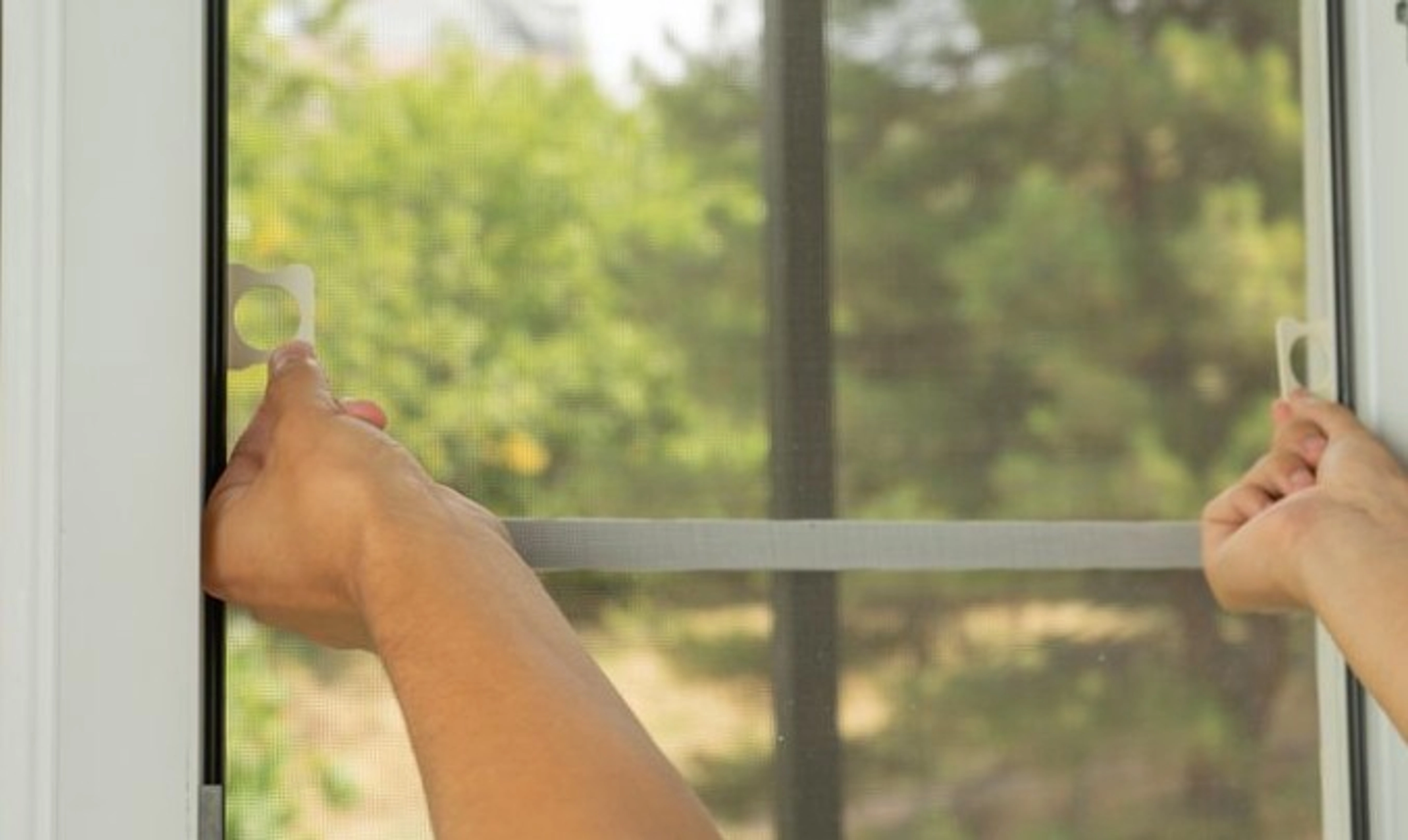 Comment réparer une moustiquaire à velcro qui ne tient plus ?