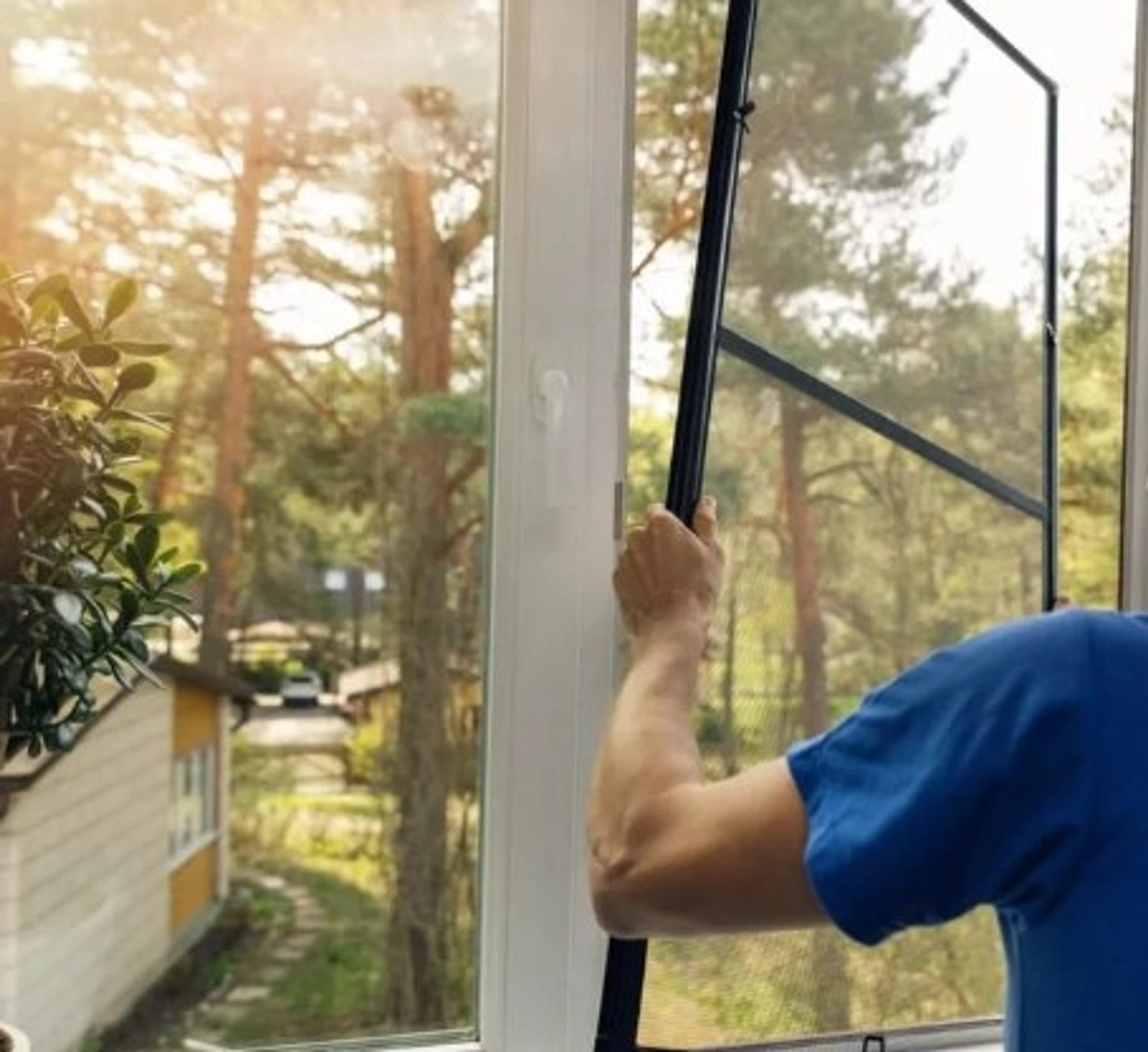 Comment fixer une moustiquaire sans percer ?