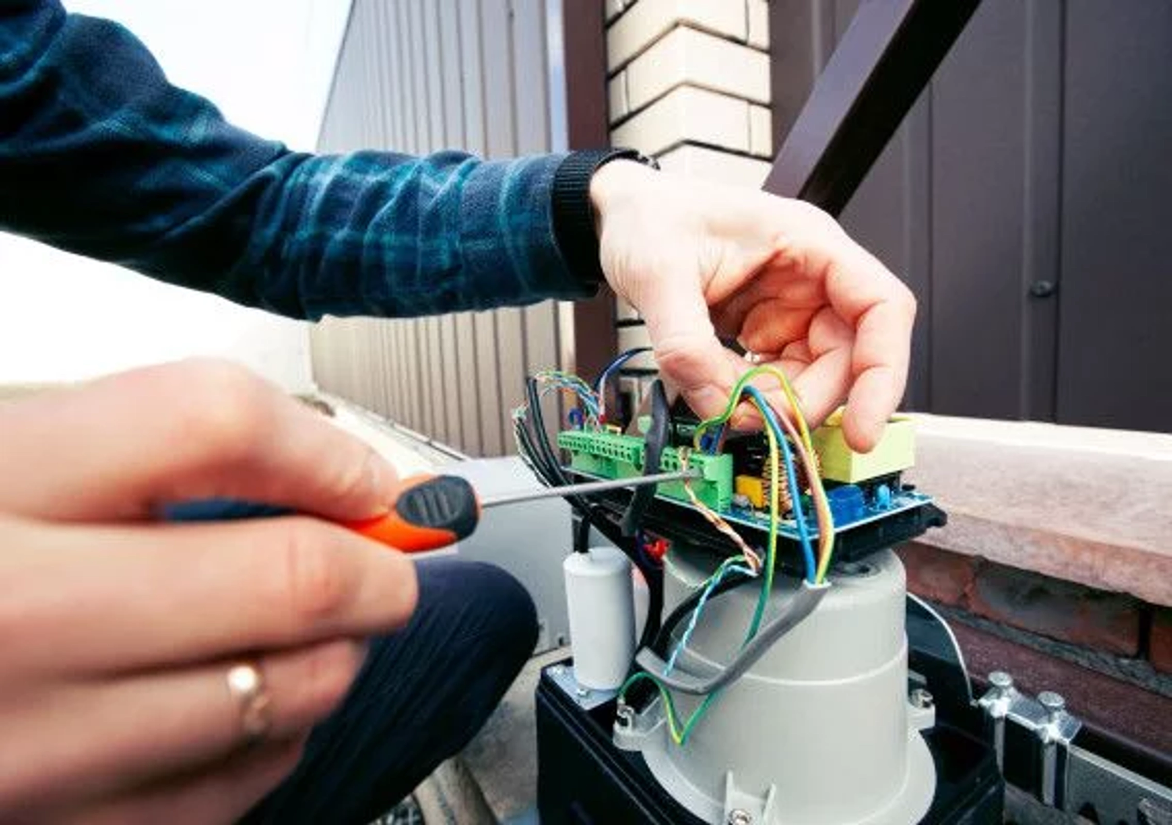 Portail électrique bloqué ouvert : que faire ?