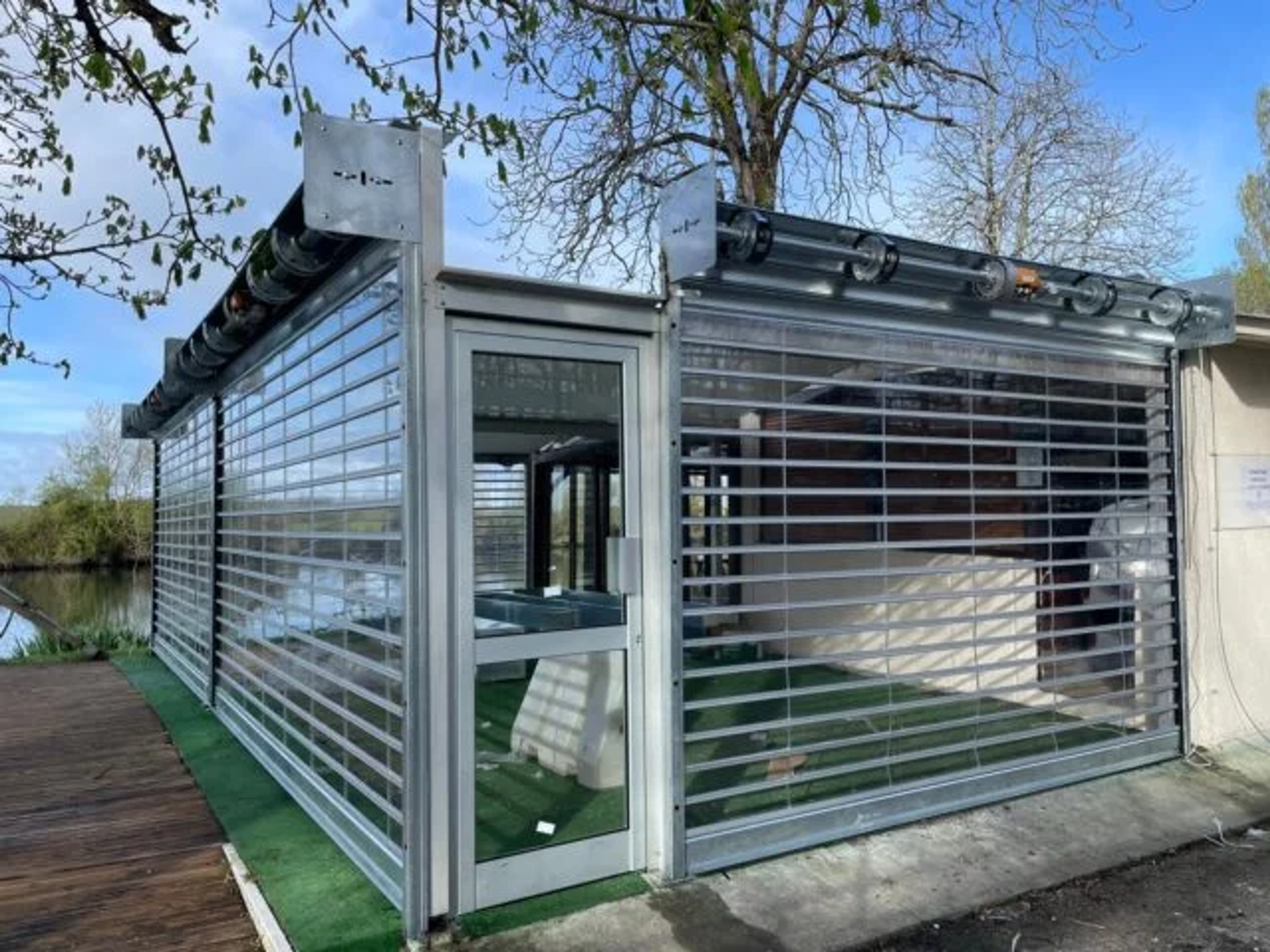 Comment réparer un rideau métallique polycarbonate?