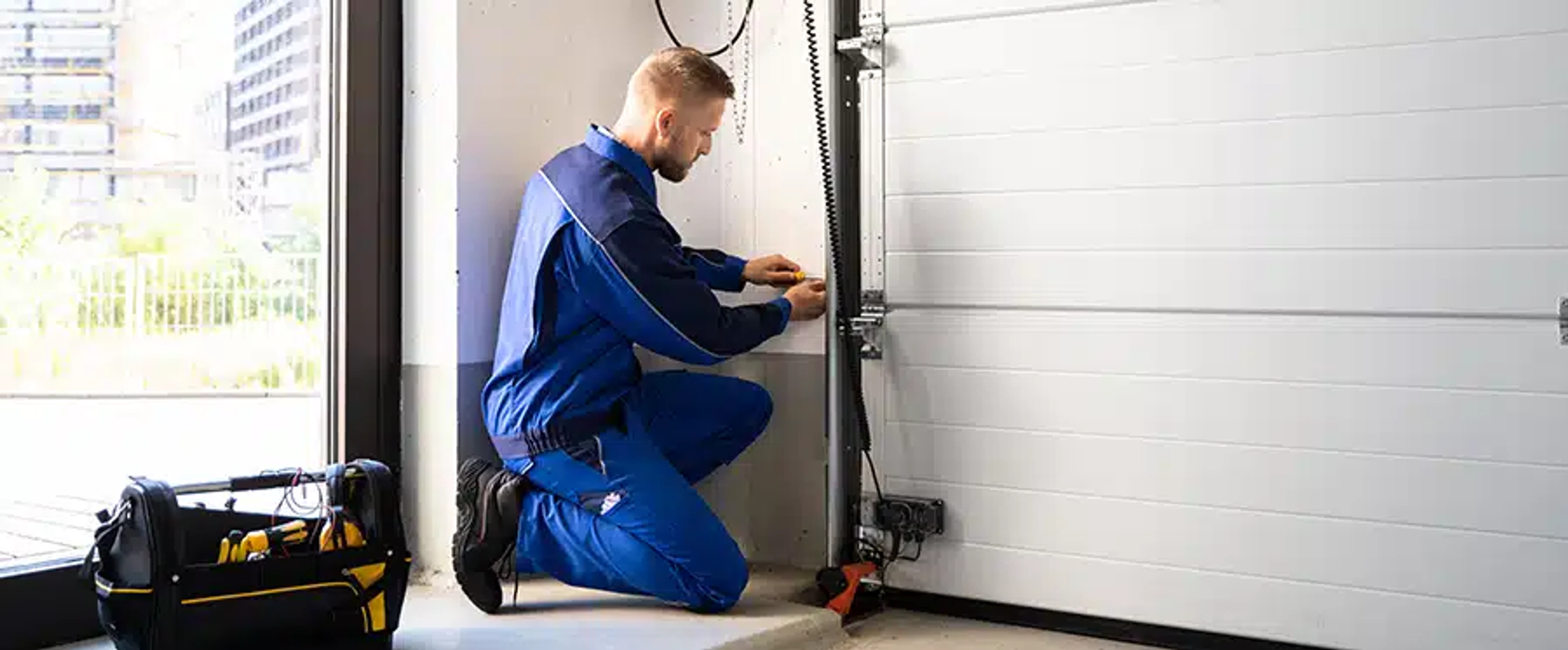 Comment réparer une porte de garage basculante manuelle ?