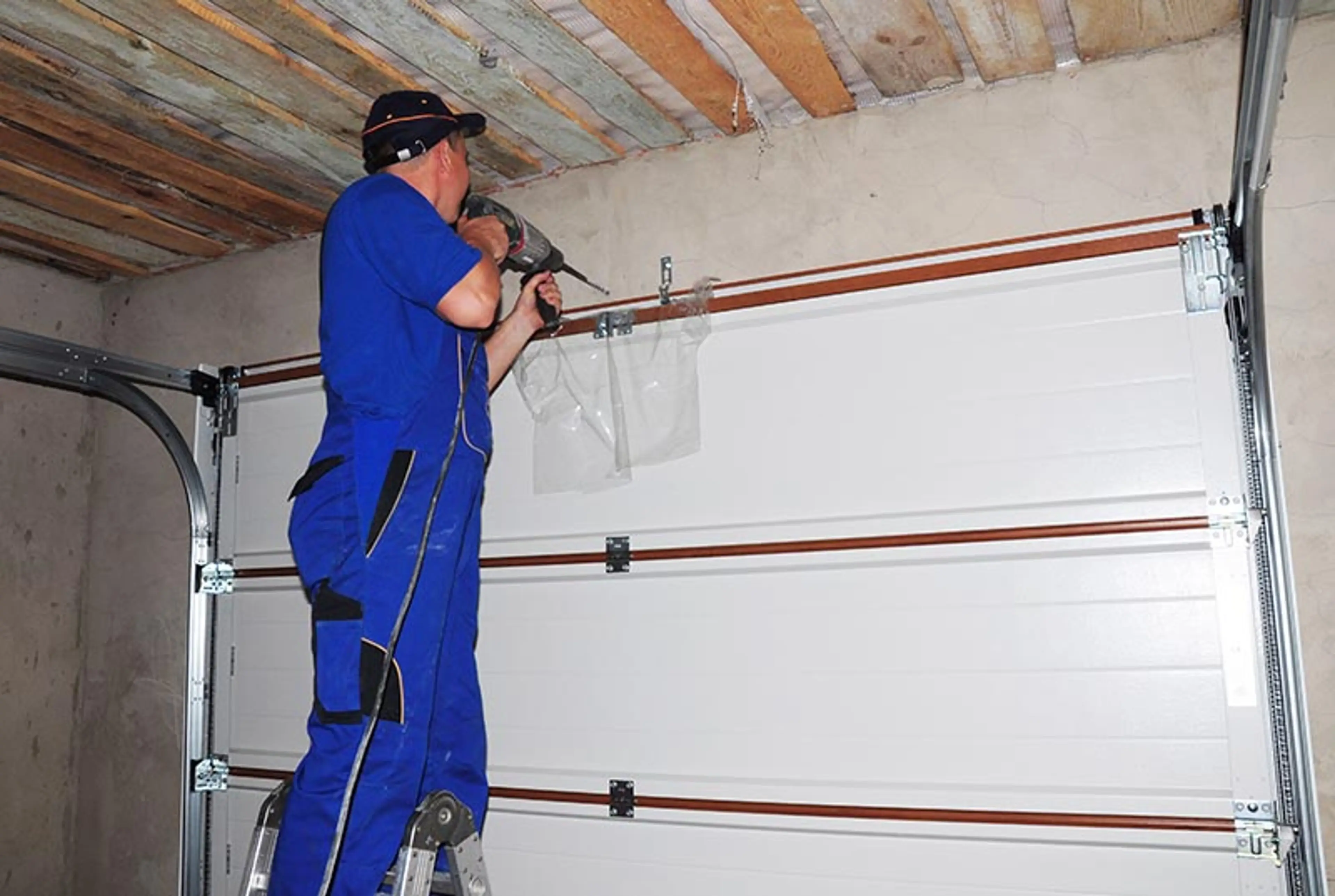 Réparation de portes de garage sectionnelles et basculantes