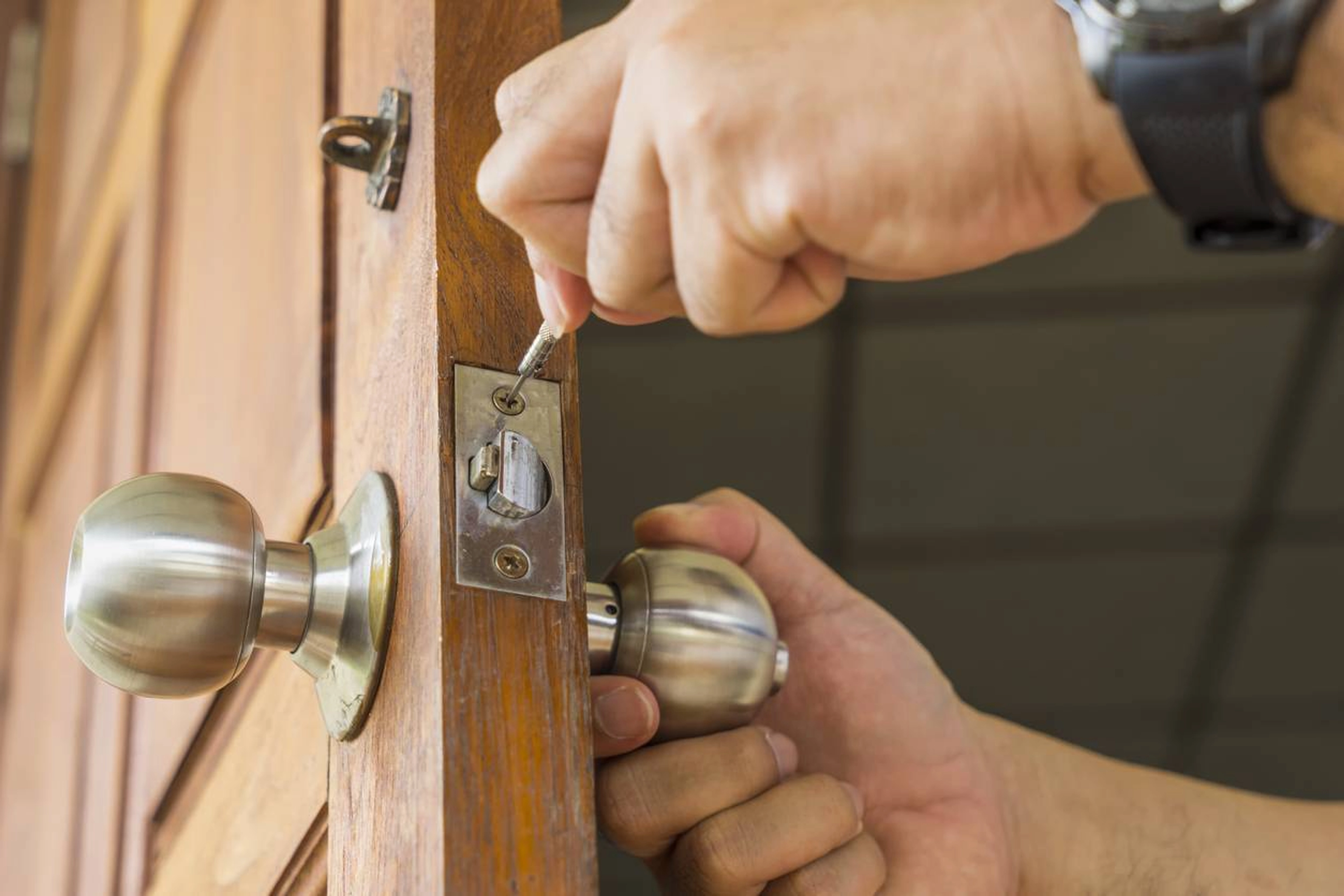 Porte d’entrée fracturée : qui paye les frais de réparation ?