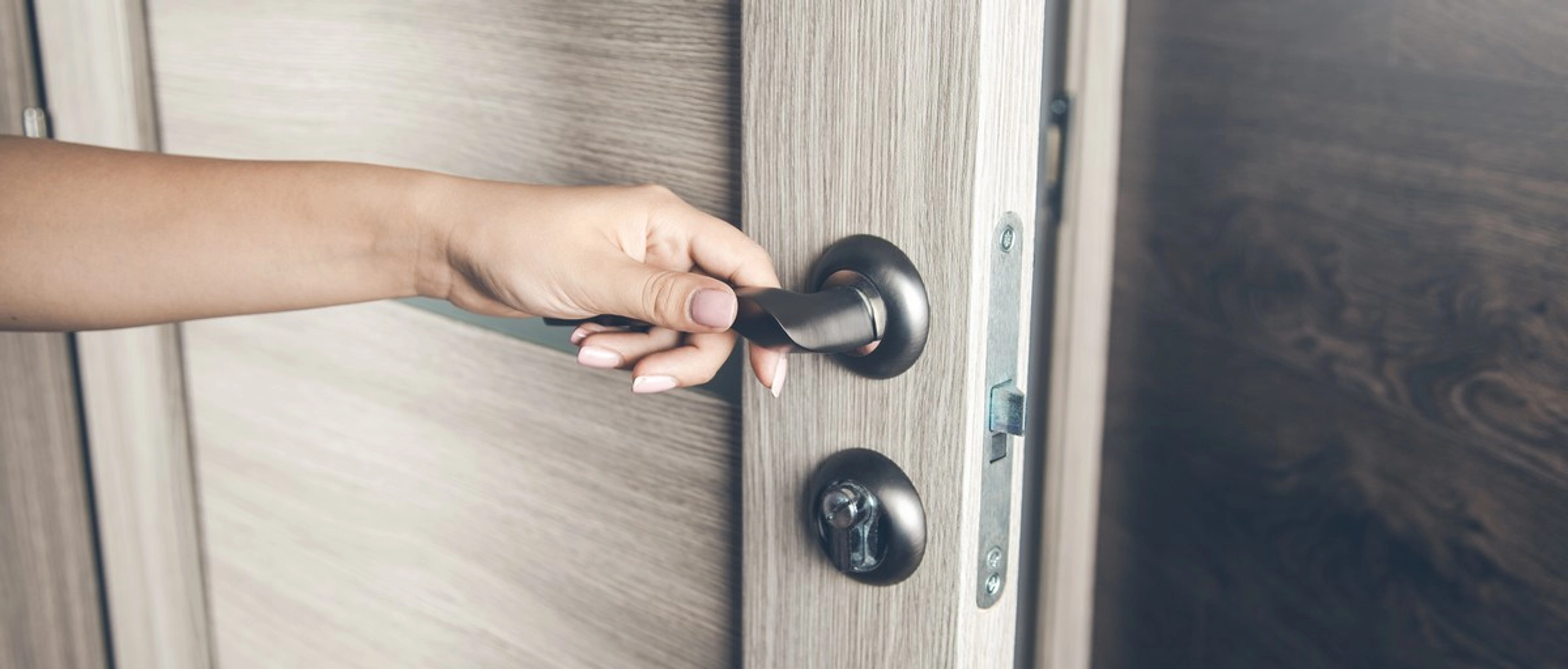 Comment changer une porte intérieure avec bâti ? Étapes et guide complet