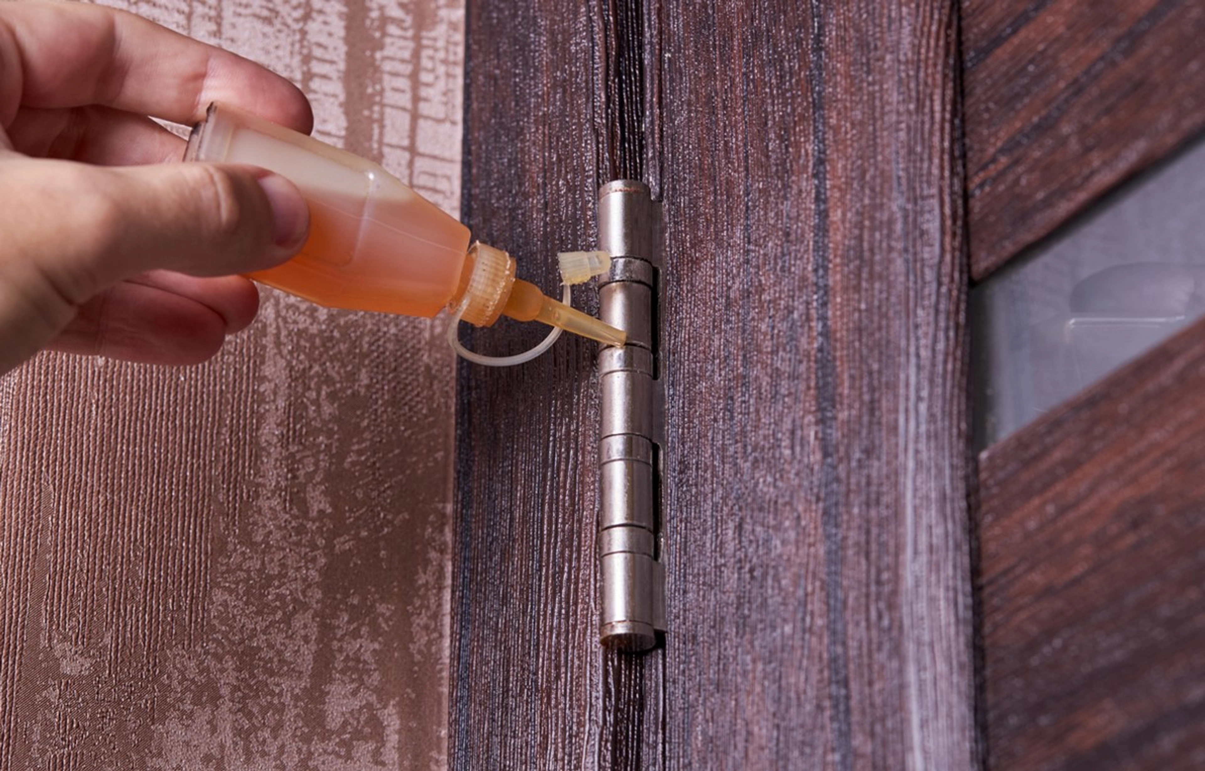 Porte qui grince : 7 conseils et solutions pour y remédier