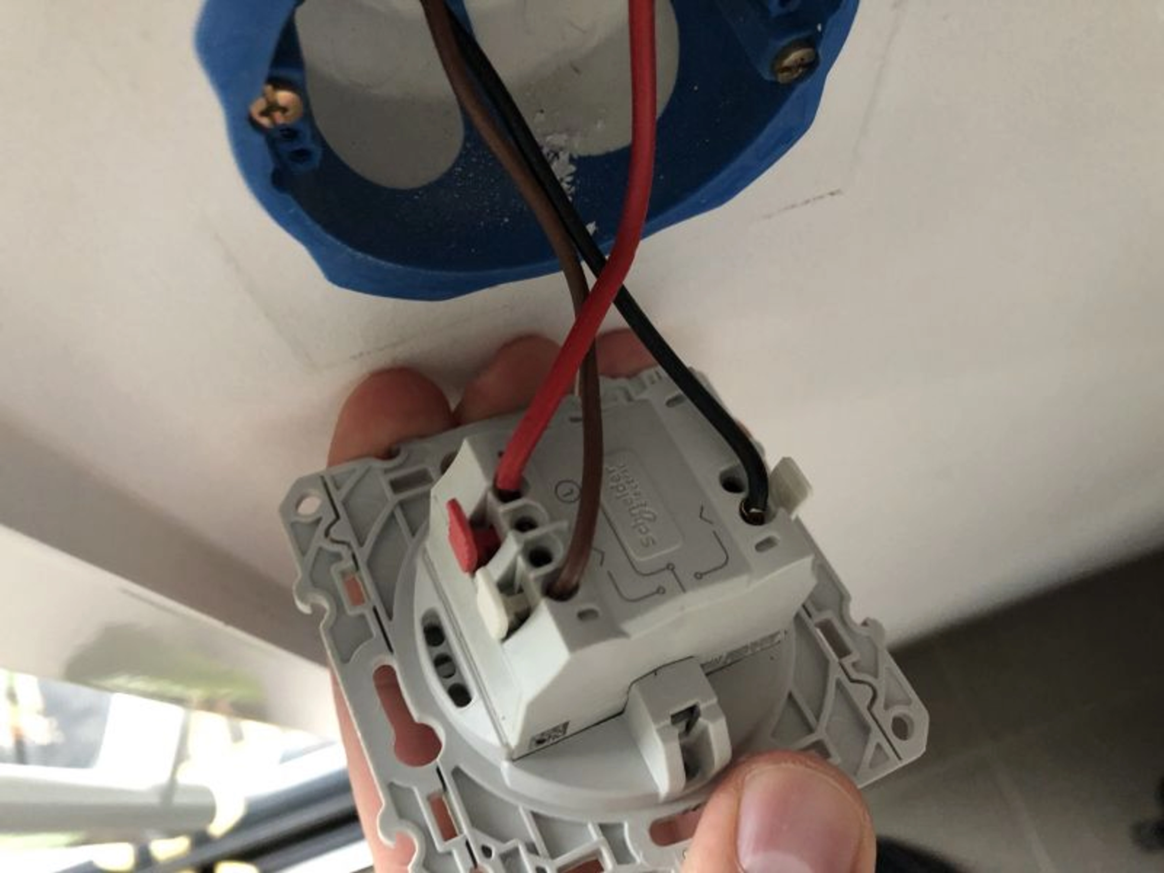 Branchement interrupteur volet roulant : 4 méthodes à suivre