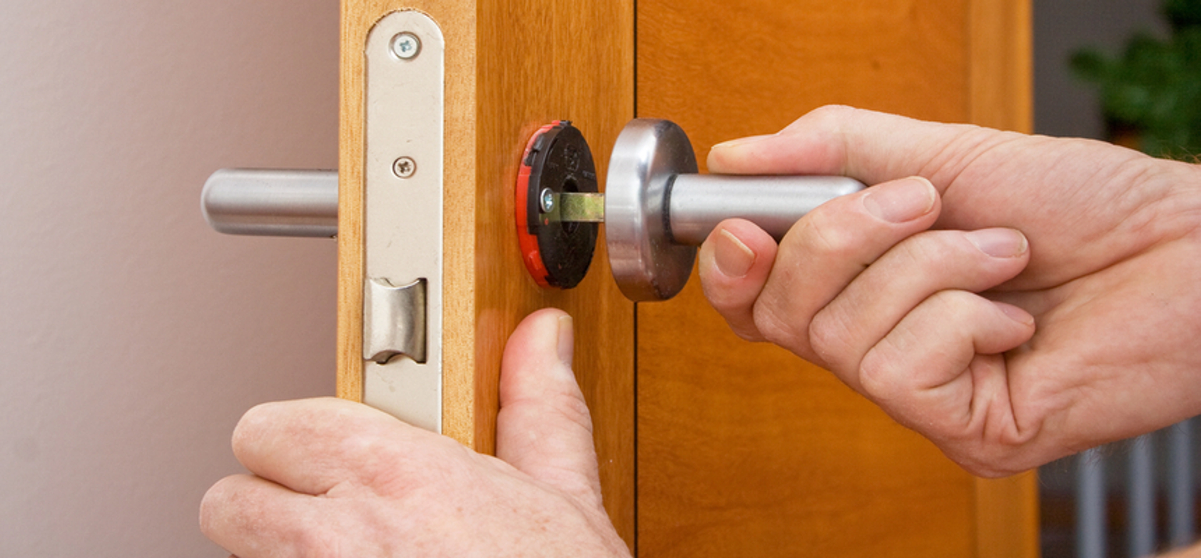 Pêne de porte qui bloque : causes et réparations