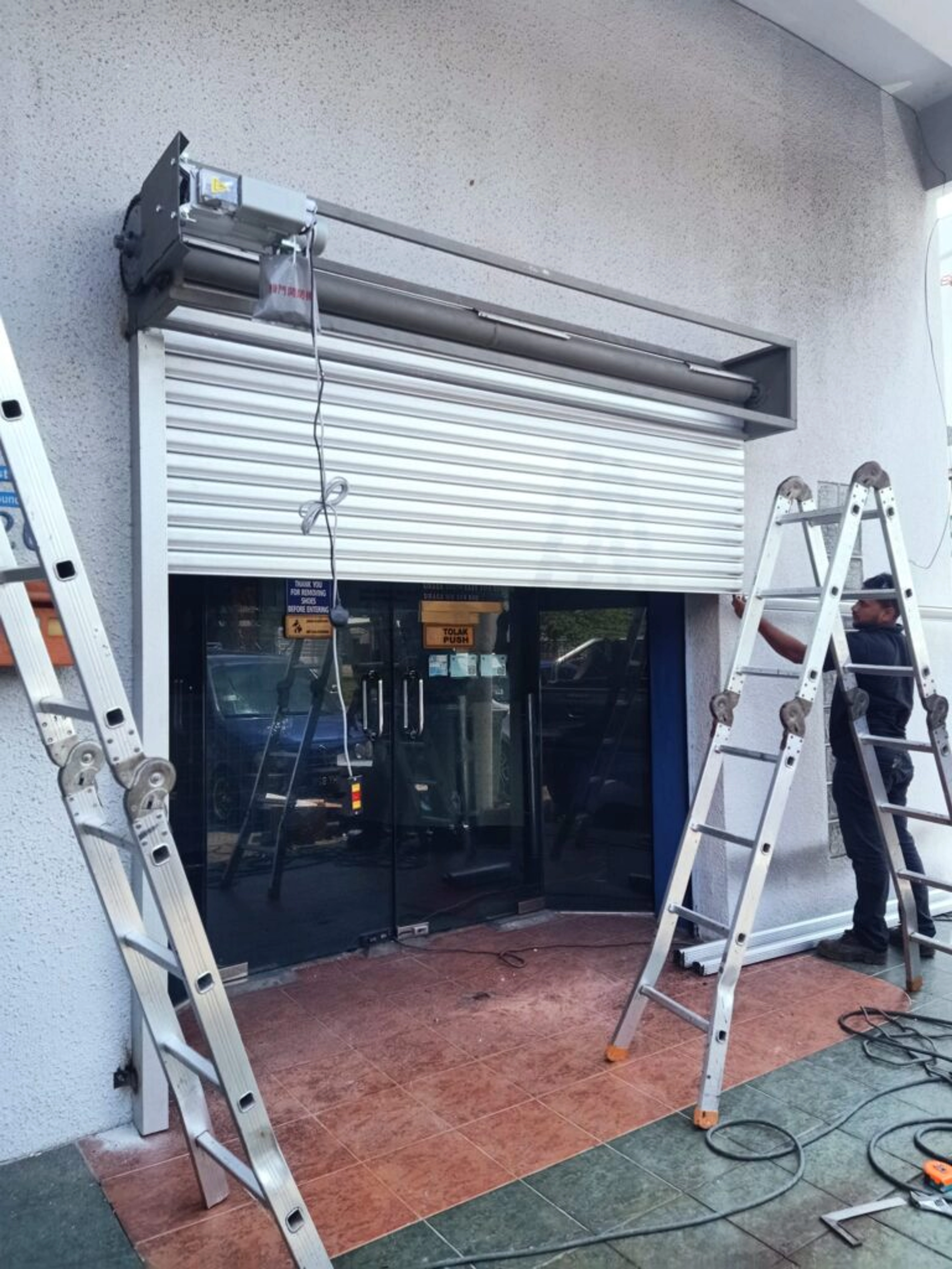Comment débloquer un rideau métallique électrique ?