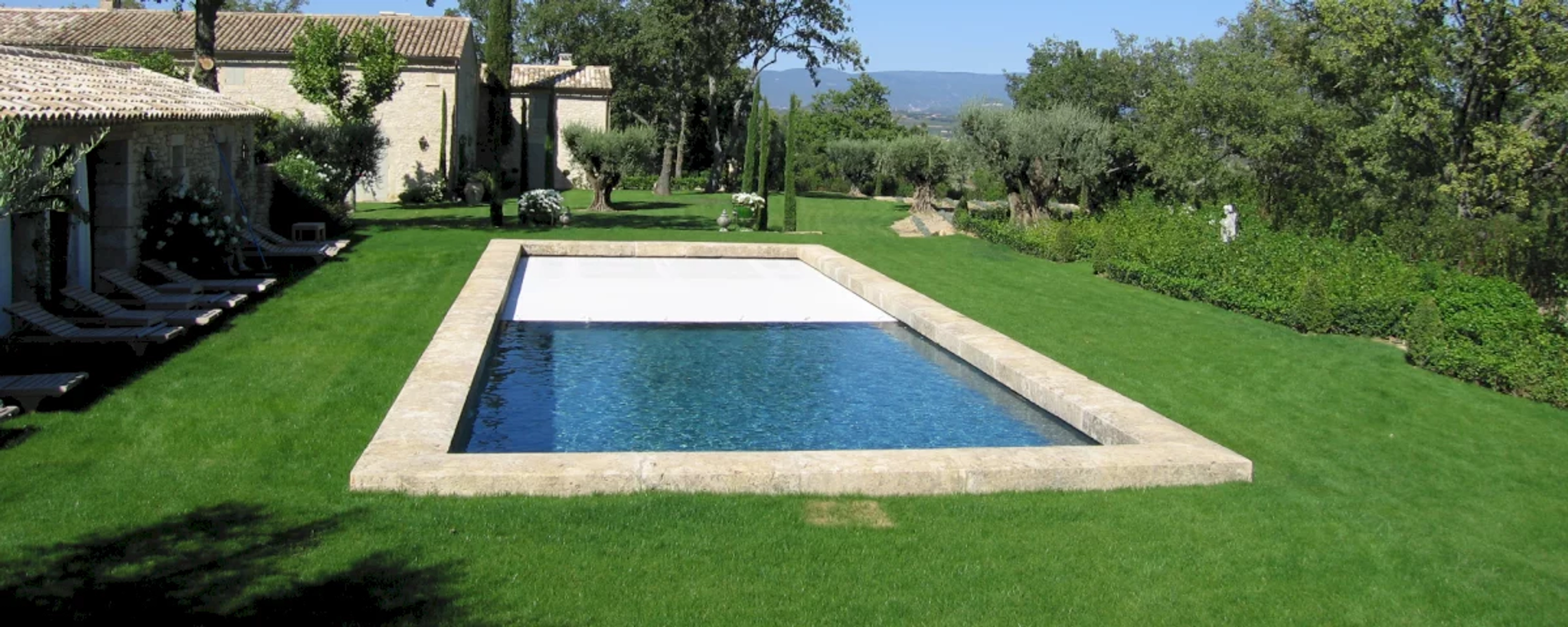 Comment changer l’attache d’un volet roulant de piscine ?