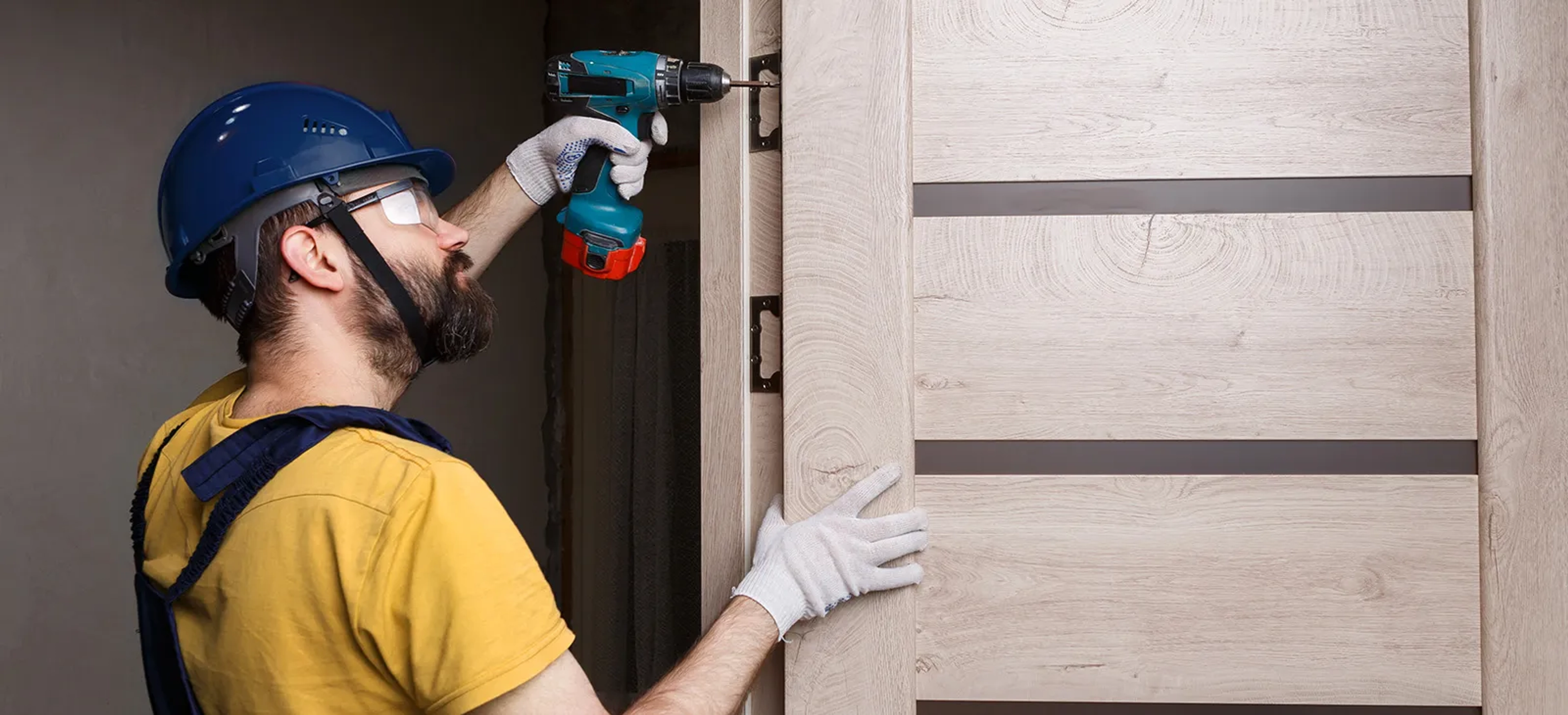 Comment changer une porte intérieure avec bâti ? Étapes et guide complet