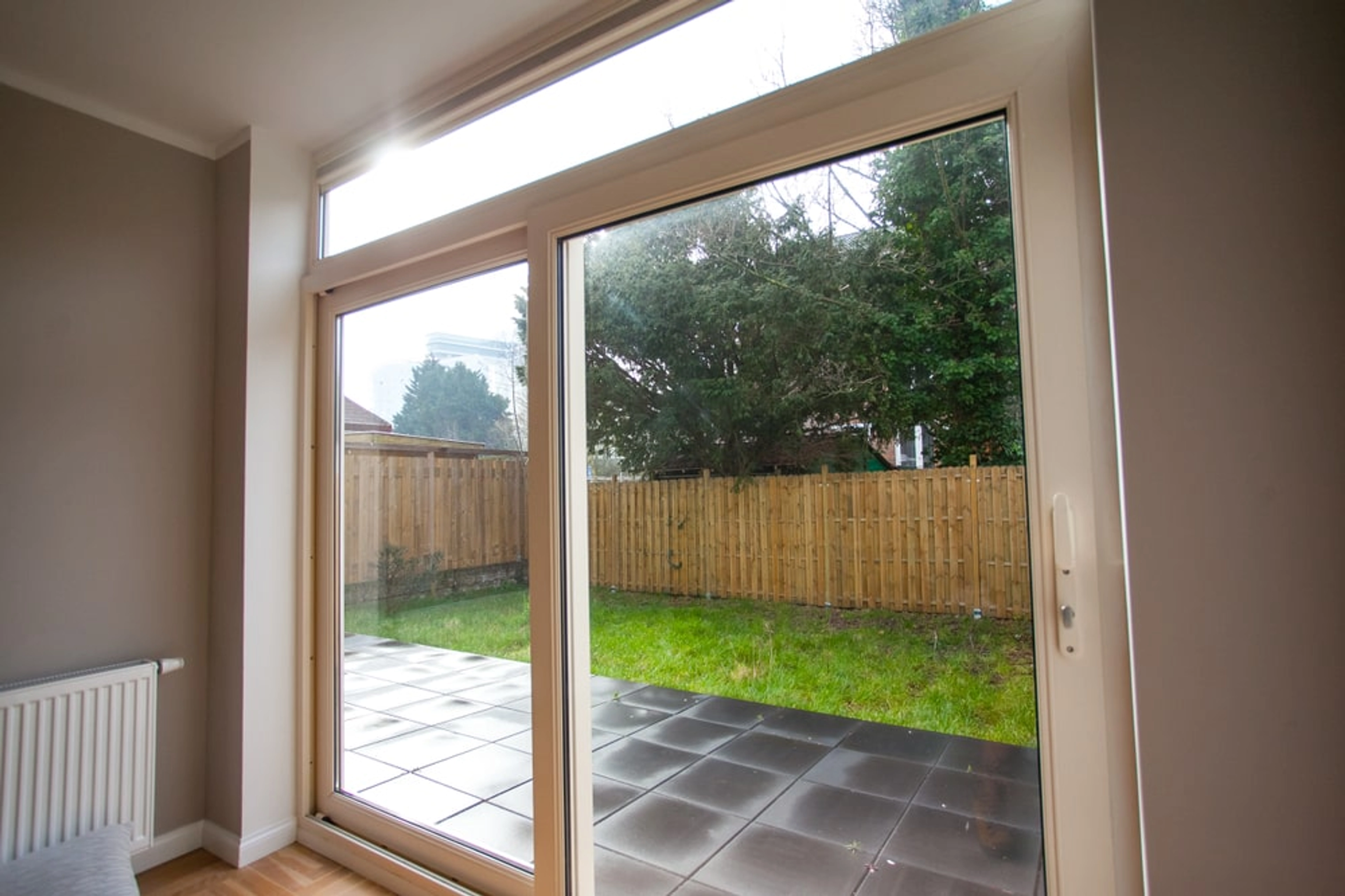 Comment remplacer une porte de garage par une baie vitrée ?