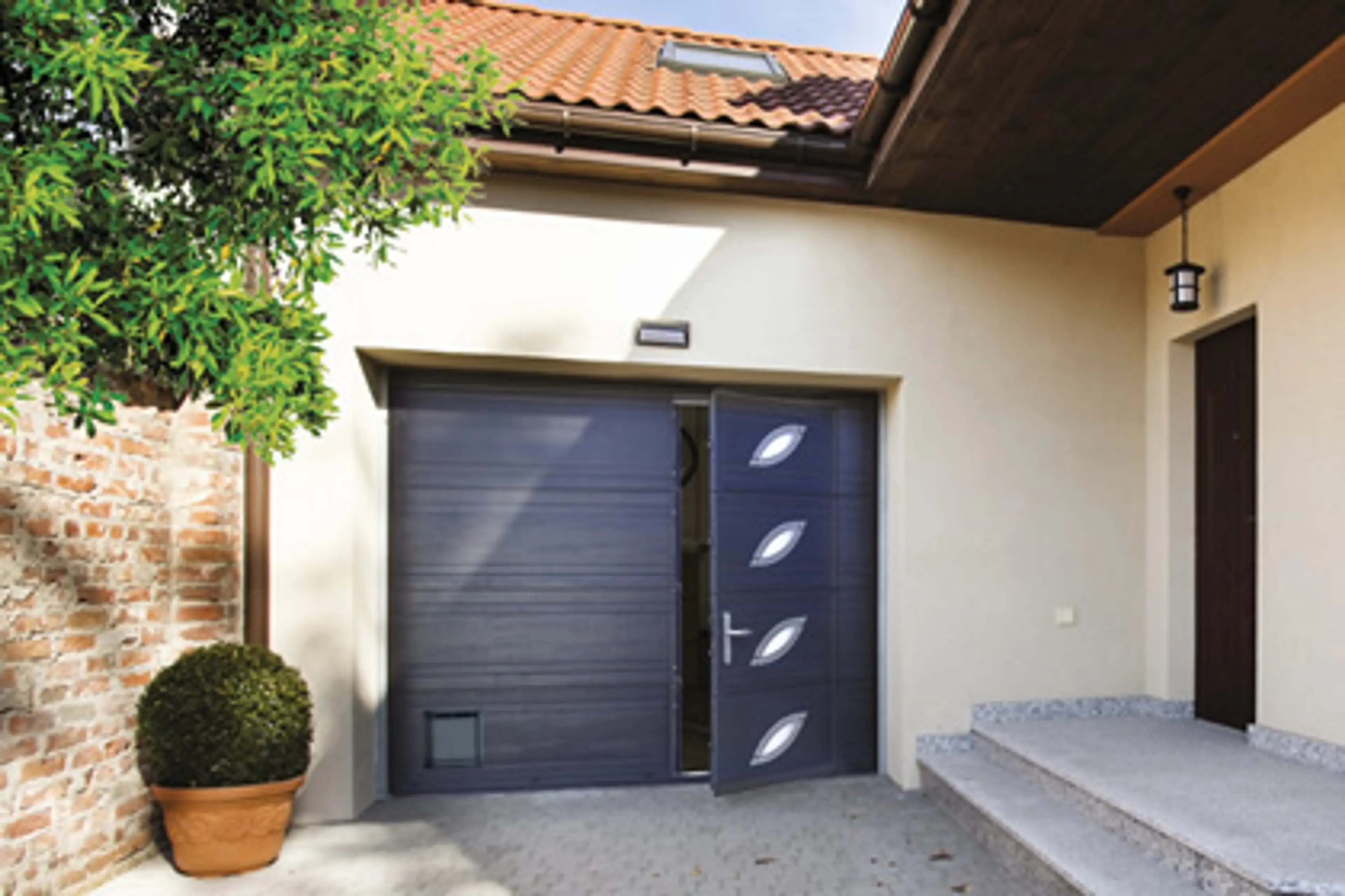 Comment transformer une porte de garage en porte d’entrée ?