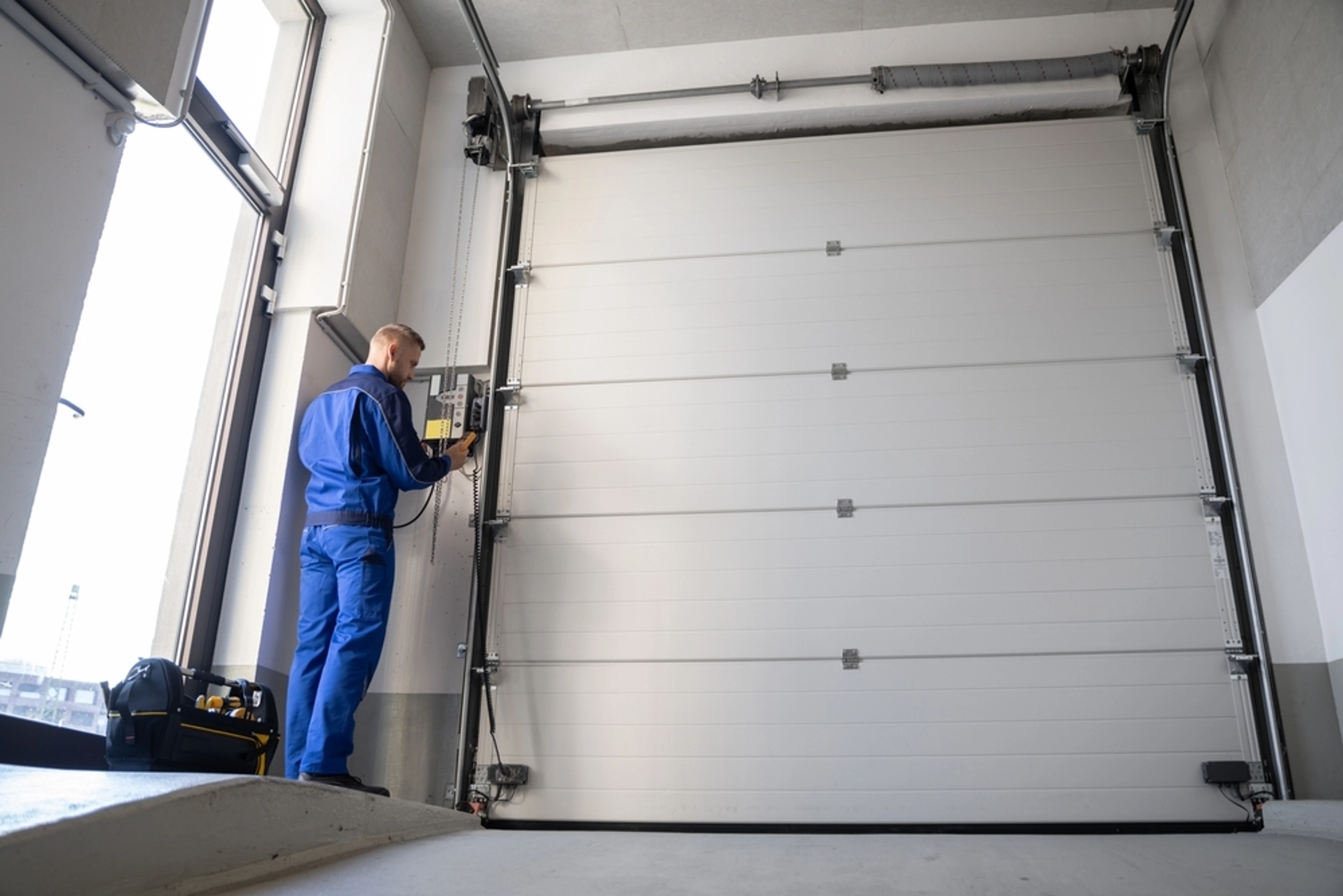 Comment réparer une porte de garage sectionnelle motorisée?