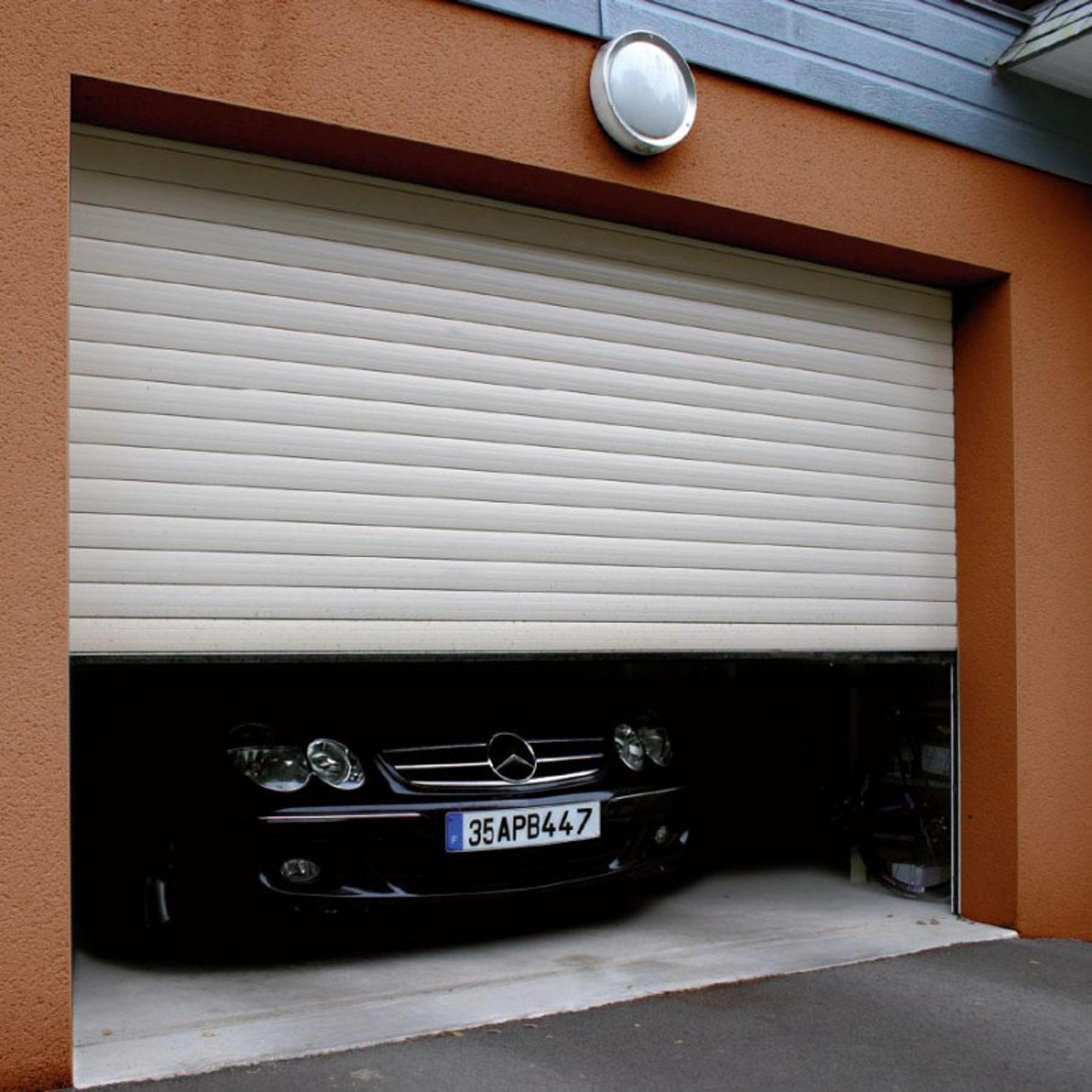 Comment isoler une porte de garage enroulable ?