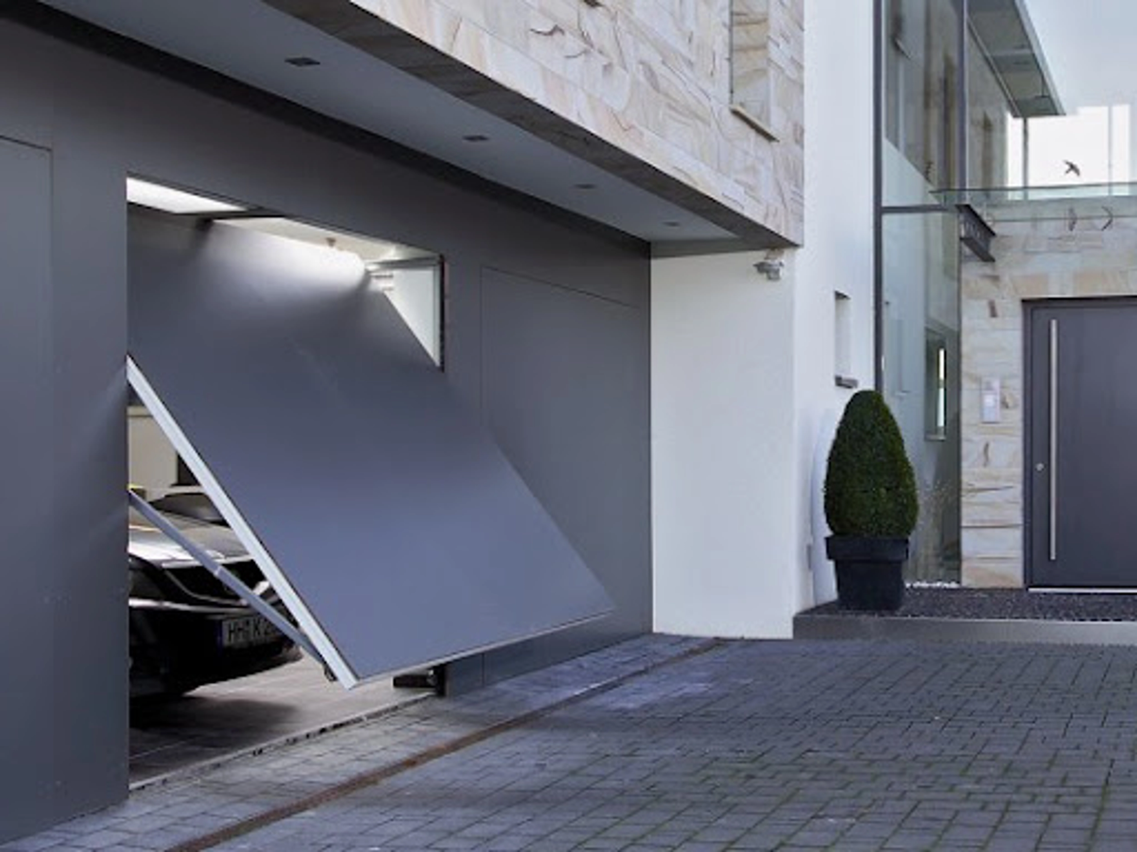 Comment isoler une porte de garage basculante ?