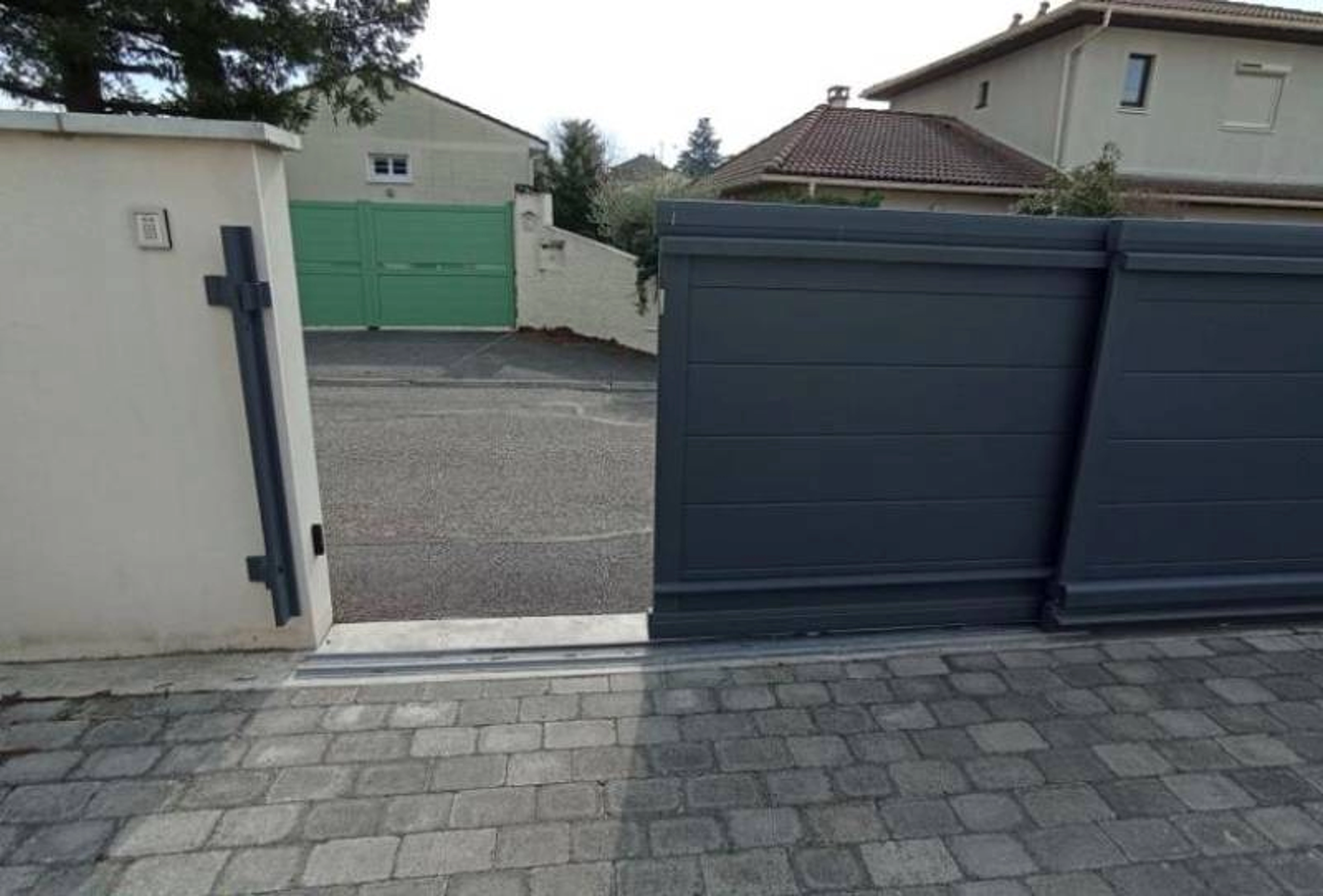 Portail qui ne se ferme plus à cause de la chaleur : que faire ?