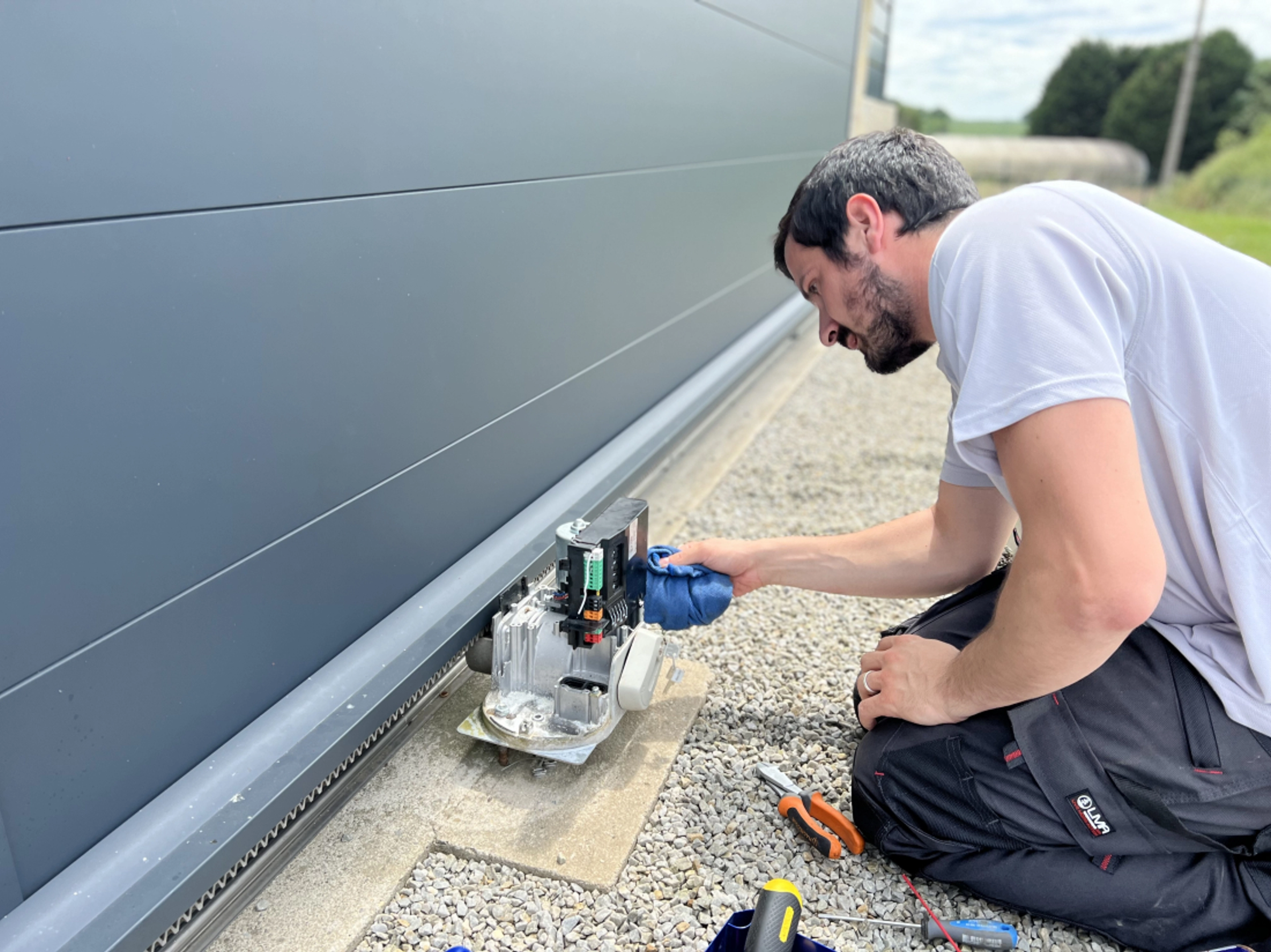 Comment nettoyer un portail en alu ?