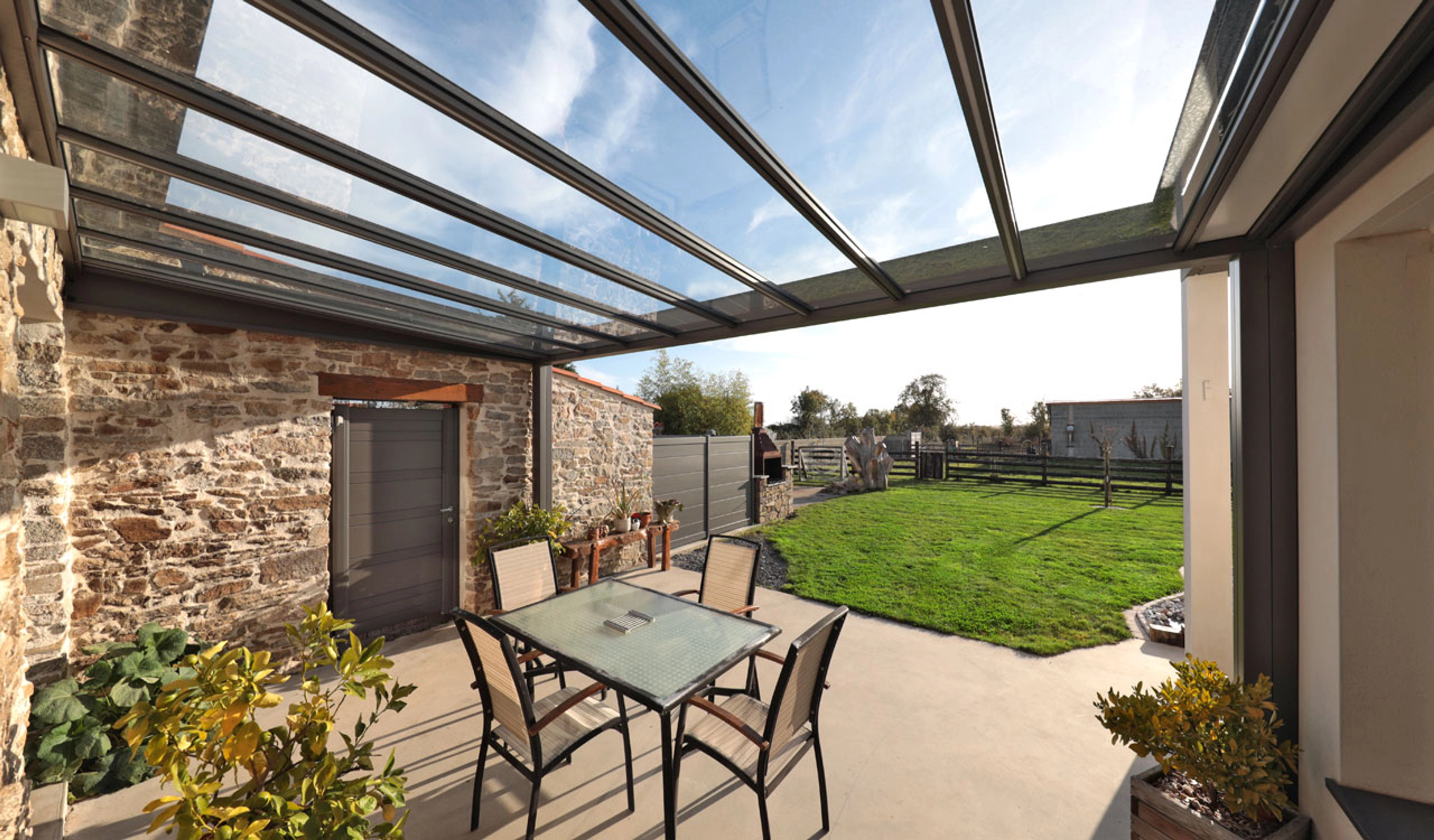 Comment fixer une pergola sur une terrasse sans percer ?
