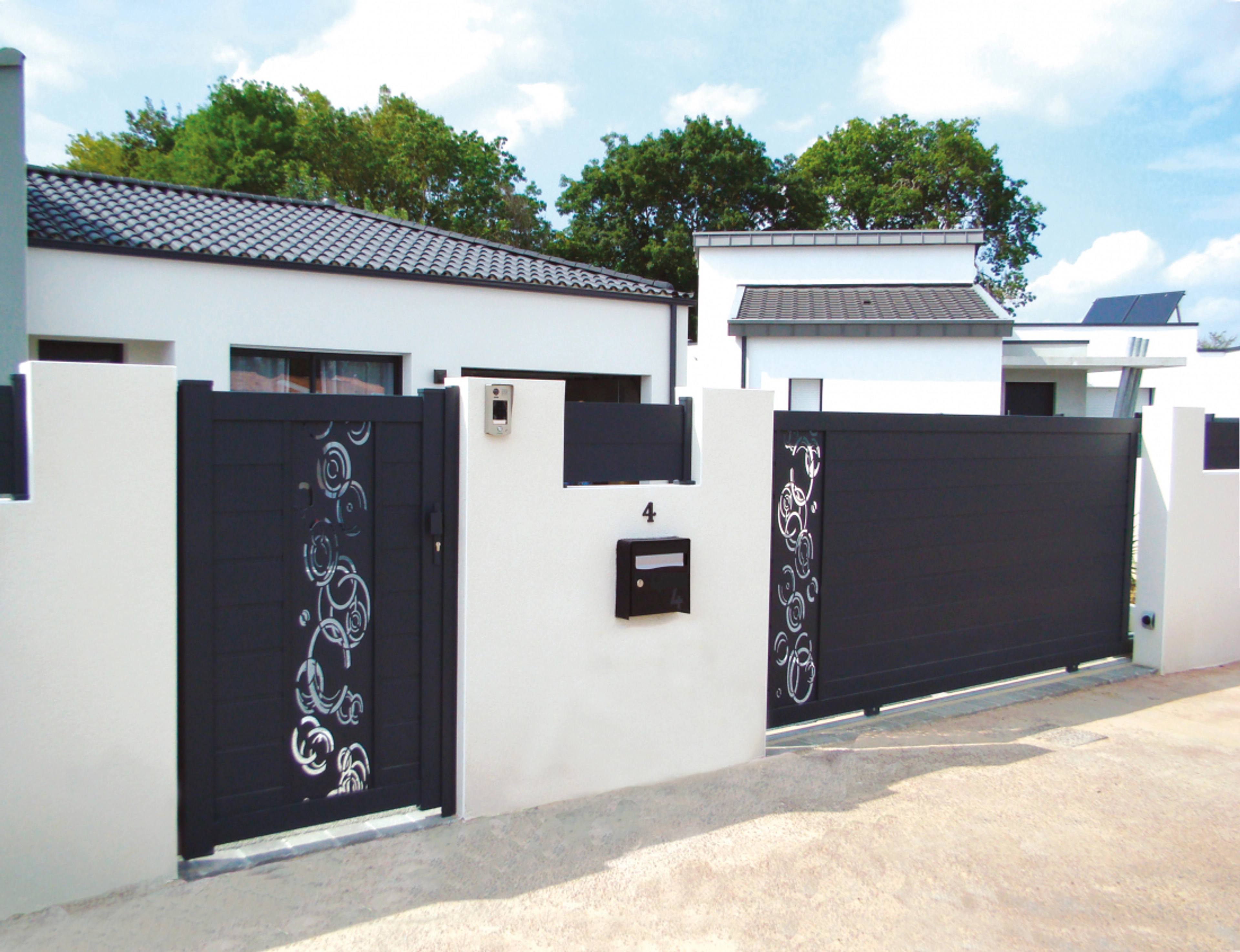 Comment fixer un portillon sur un pilier de manière sécurisée et durable ?