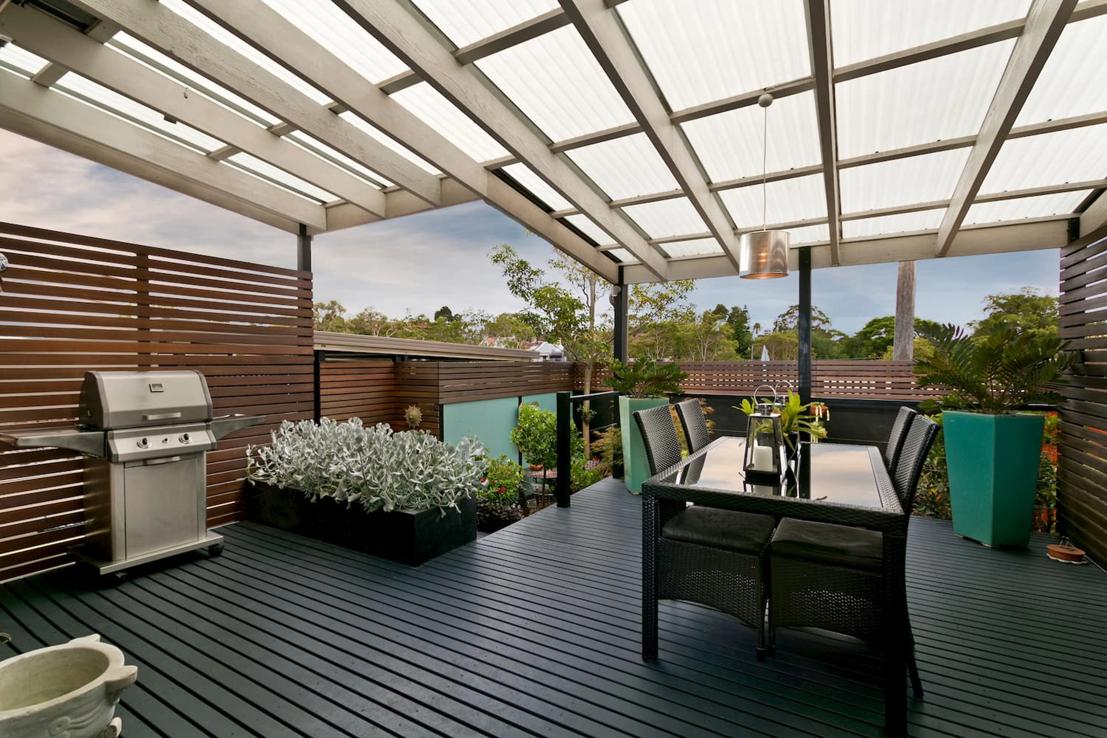 Pergola toile enroulable ou rétractable : Quelle option choisir pour votre espace extérieur ?