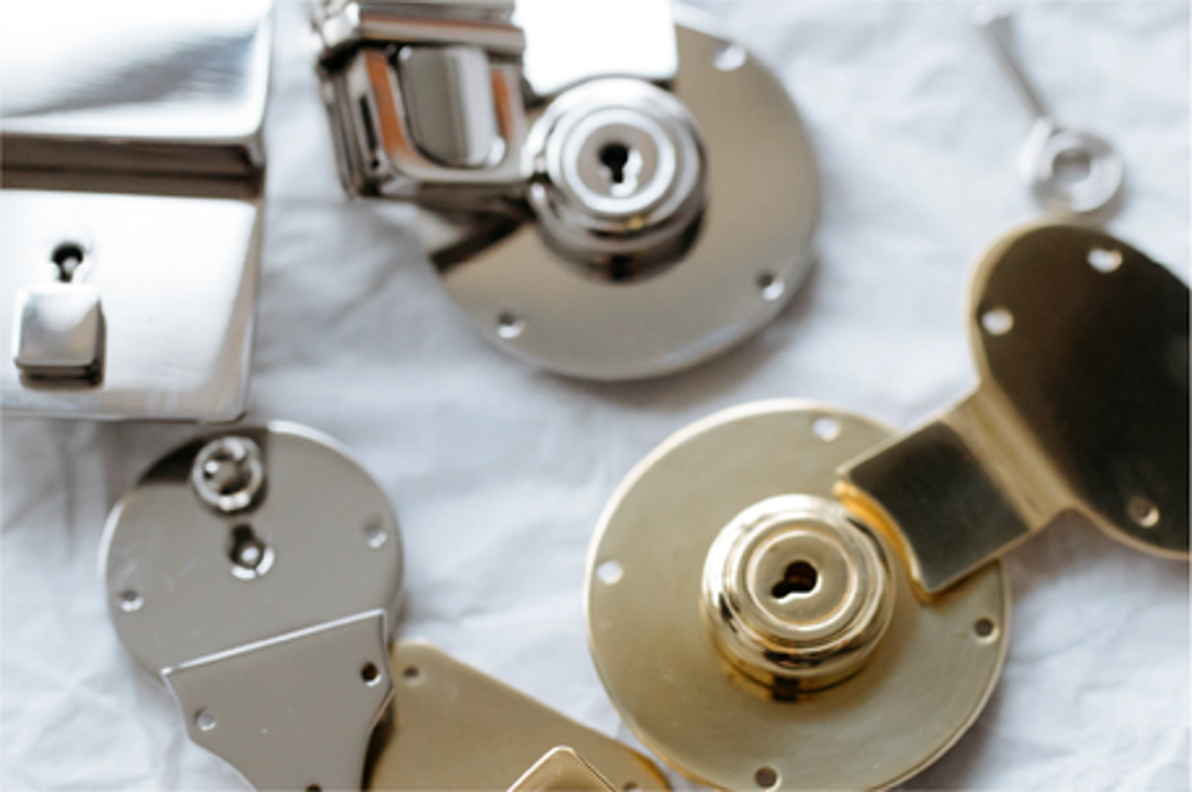 Comment changer serrure porte de garage basculante Tubauto ?