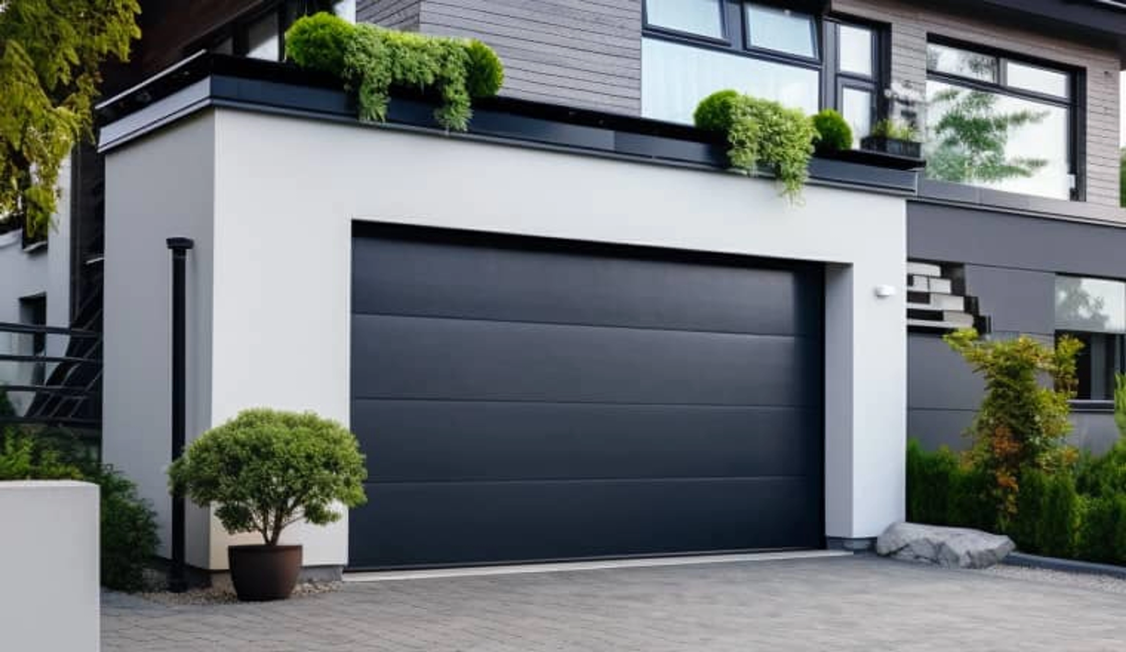 Porte de garage sectionnelle ou enroulable : que choisir ?