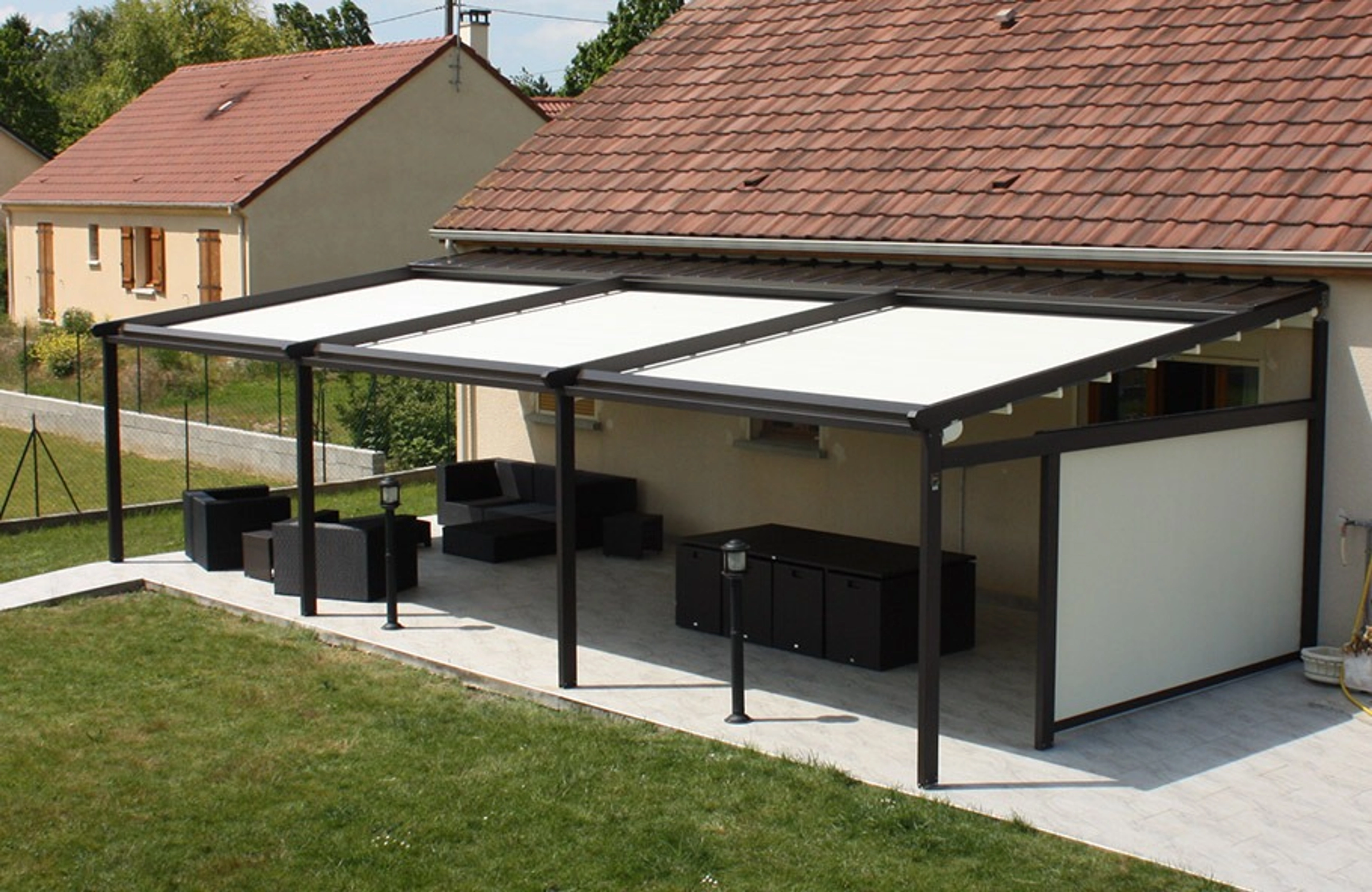 Pergola toile enroulable ou rétractable : Quelle option choisir pour votre espace extérieur ?