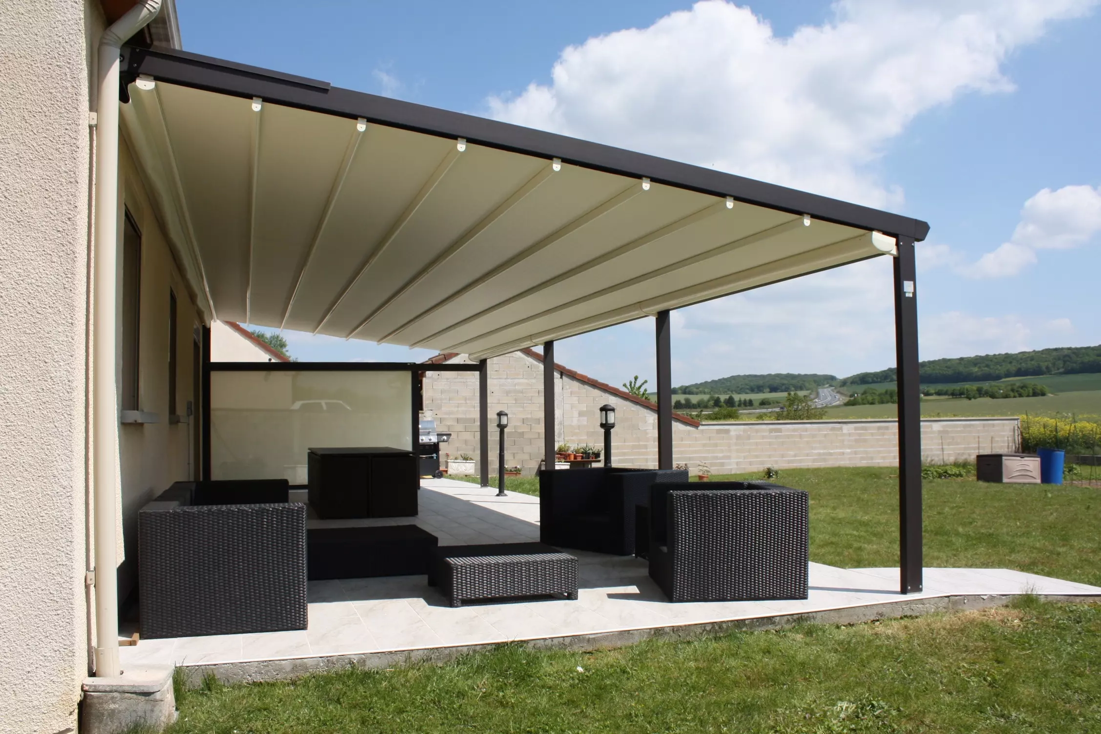 Pergola toile enroulable ou rétractable : Quelle option choisir pour votre espace extérieur ?