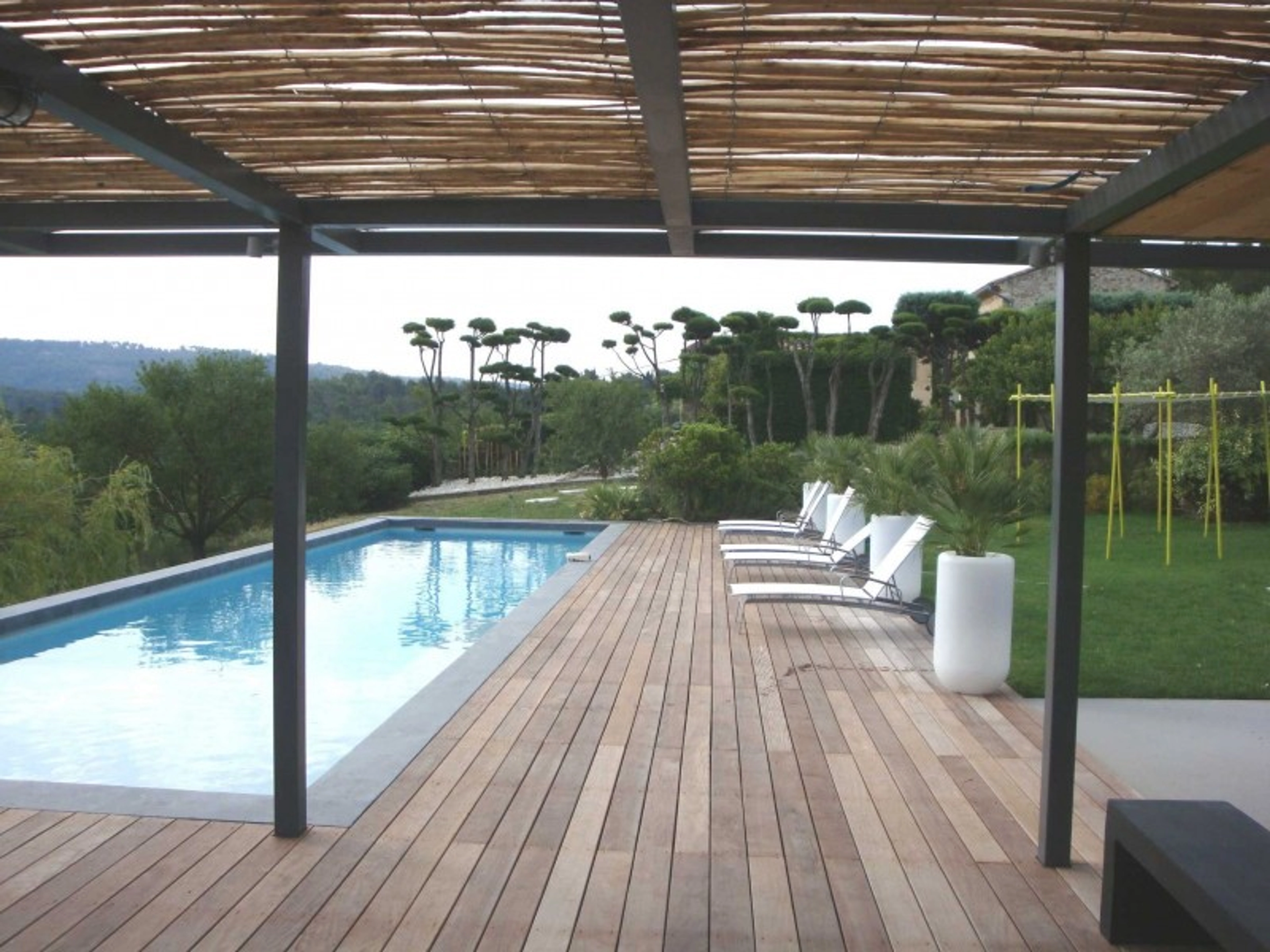 Comment fixer une canisse sur pergola ?
