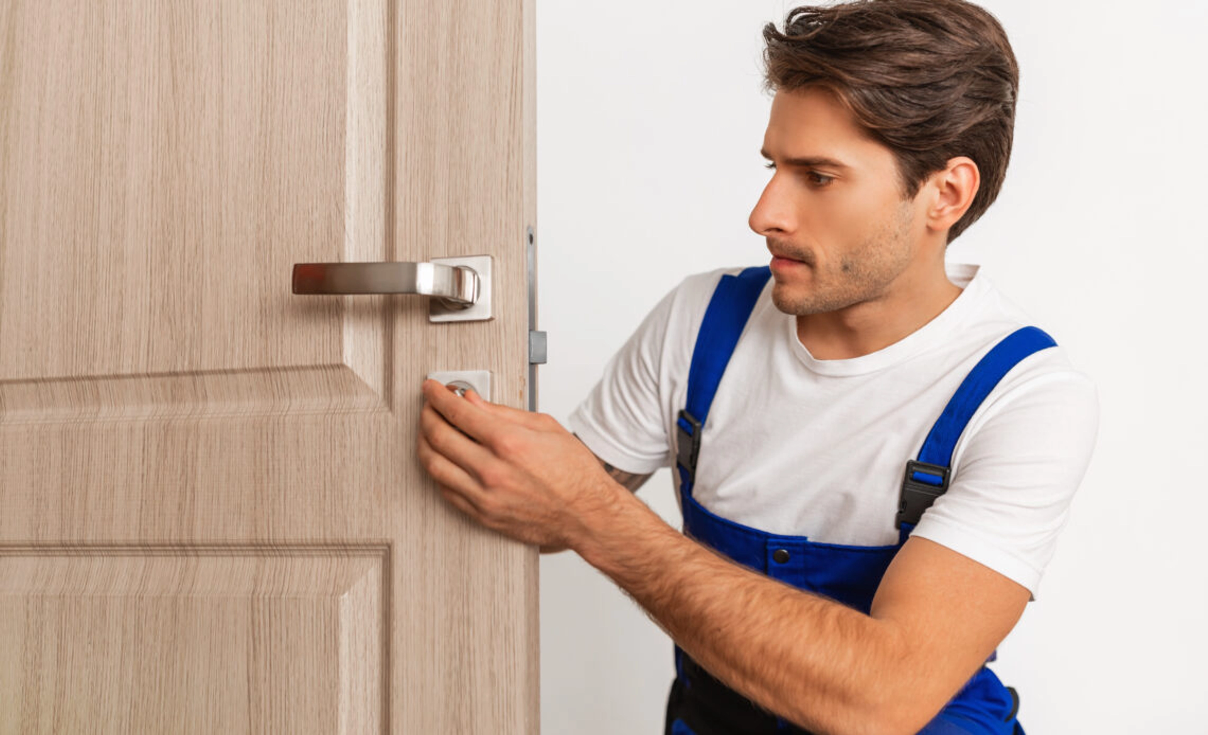 Comment isoler le bas d’une porte ? Méthodes efficaces