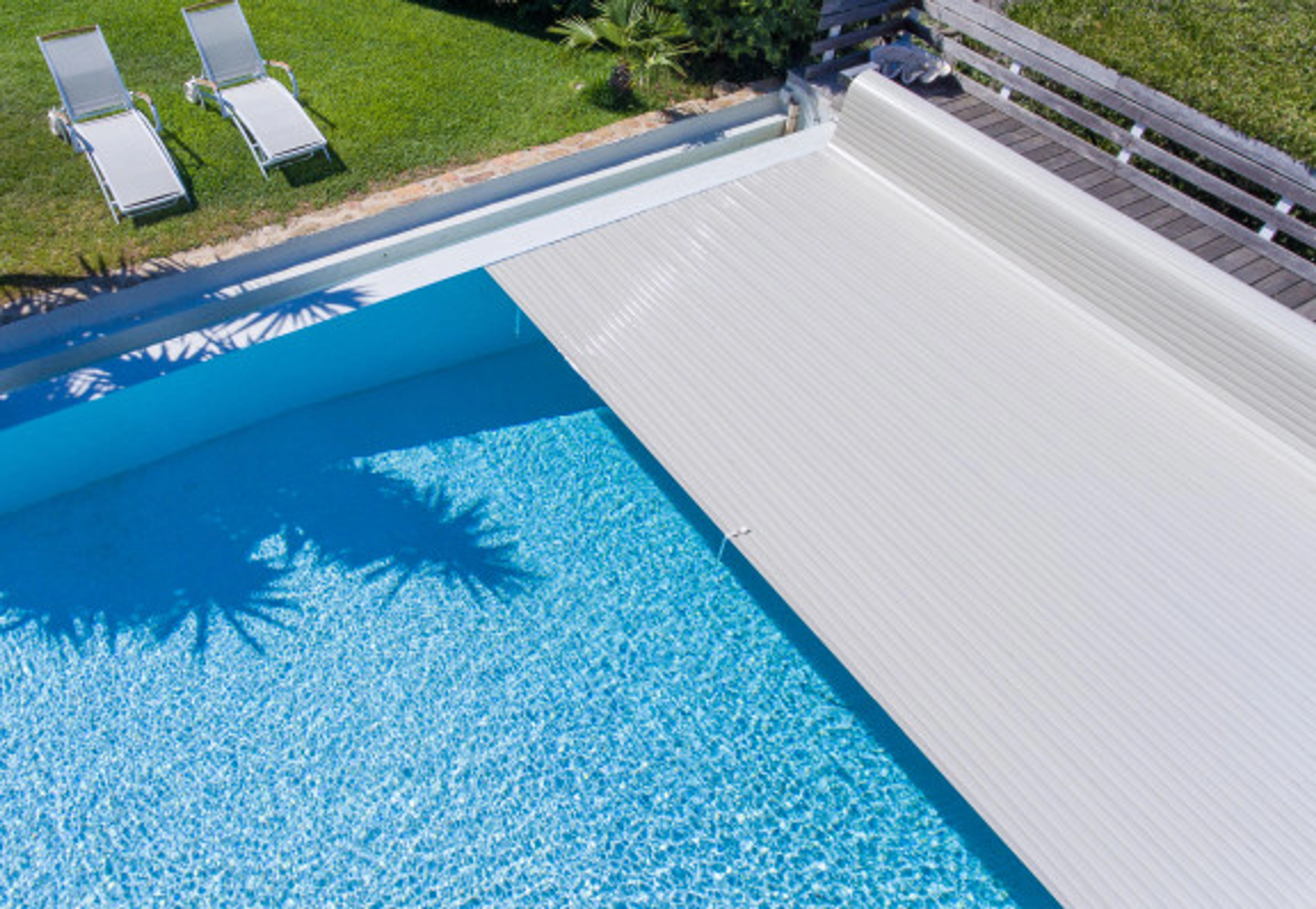 Volet piscine immergé bloqué : quelles solutions ?