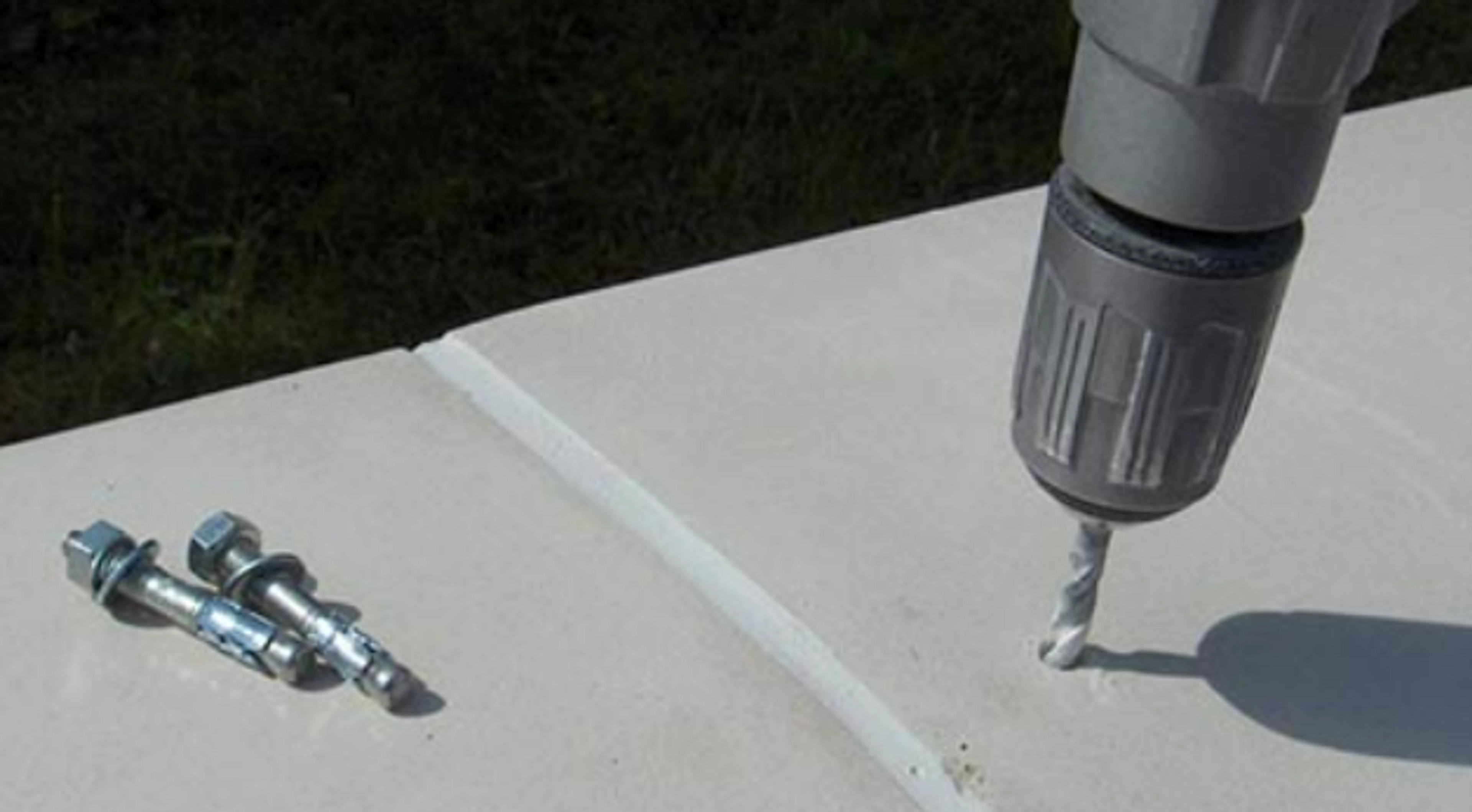 Comment fixer poteaux clôture pvc ?
