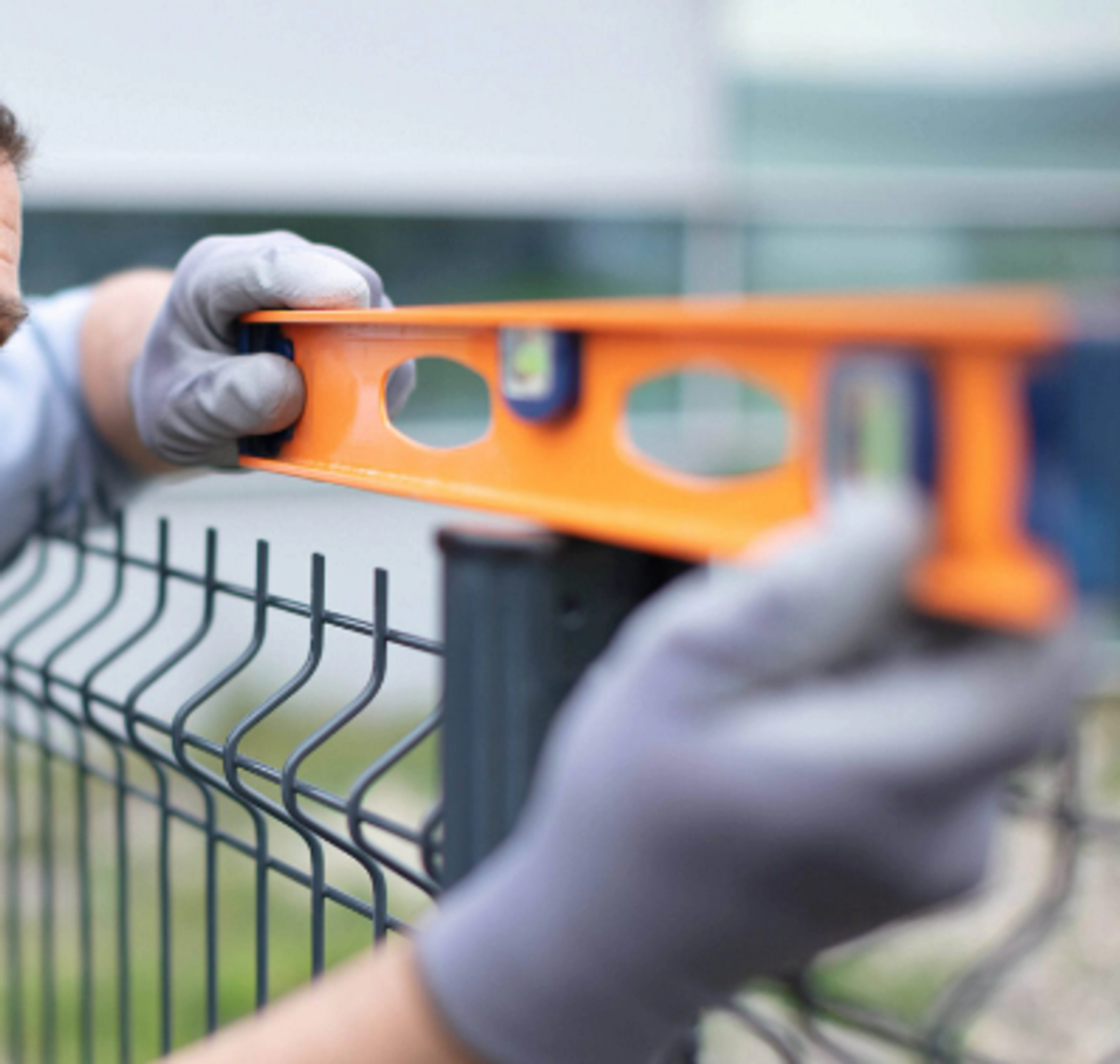 Comment fixer poteaux clôture pvc ?