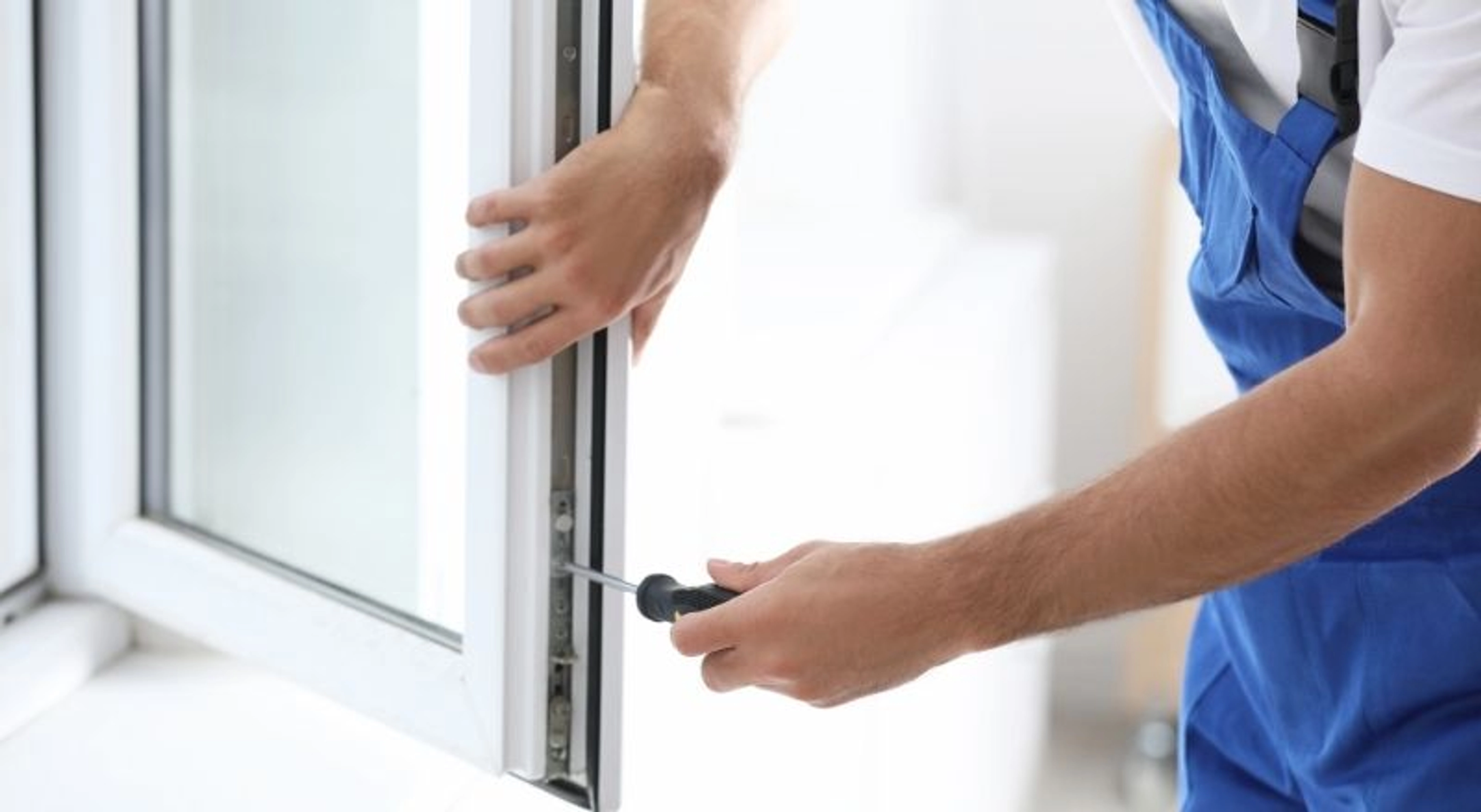 Fenêtre pvc bloquée fermée : que faire ?