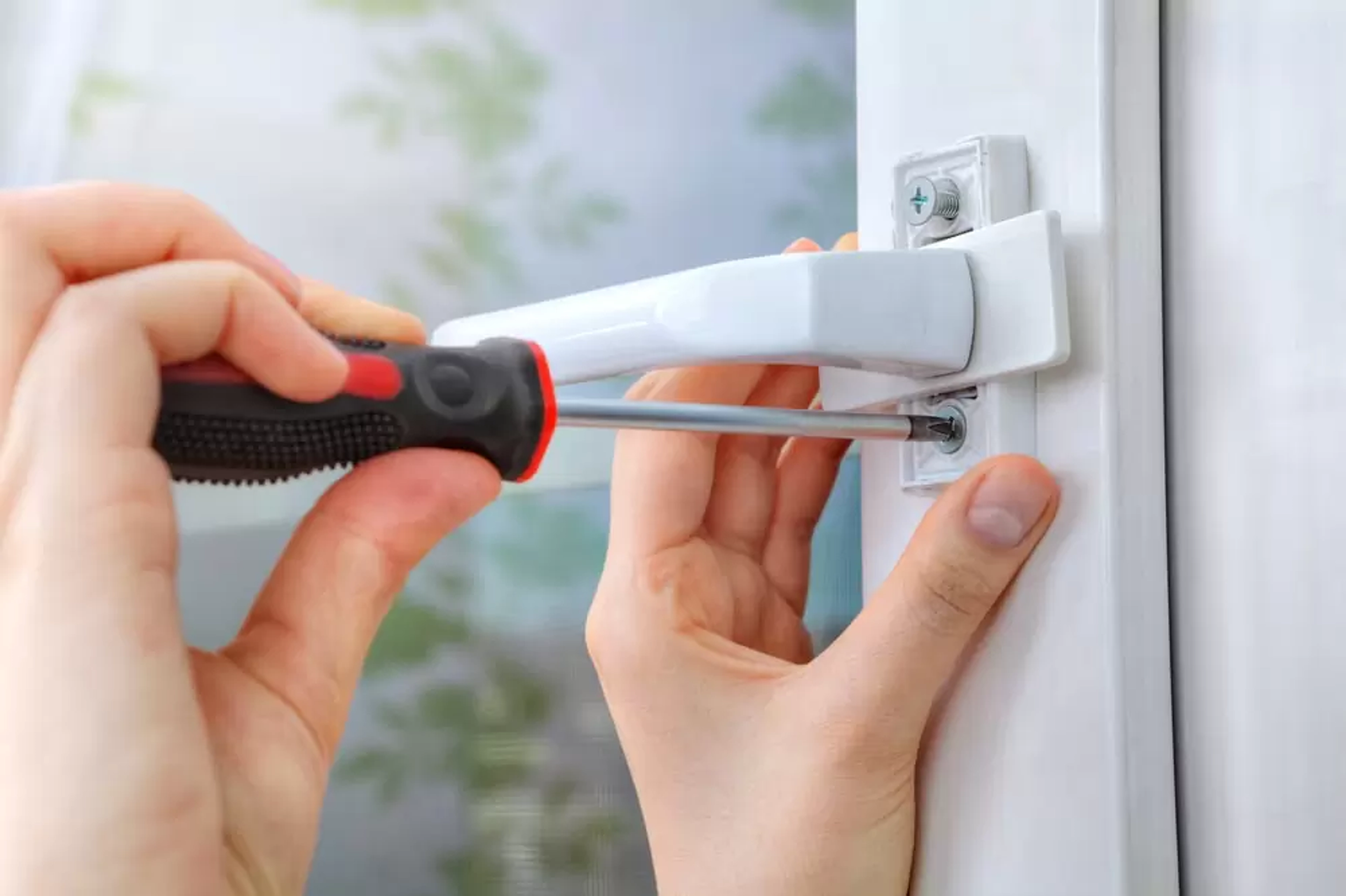 Fenêtre pvc bloquée fermée : que faire ?