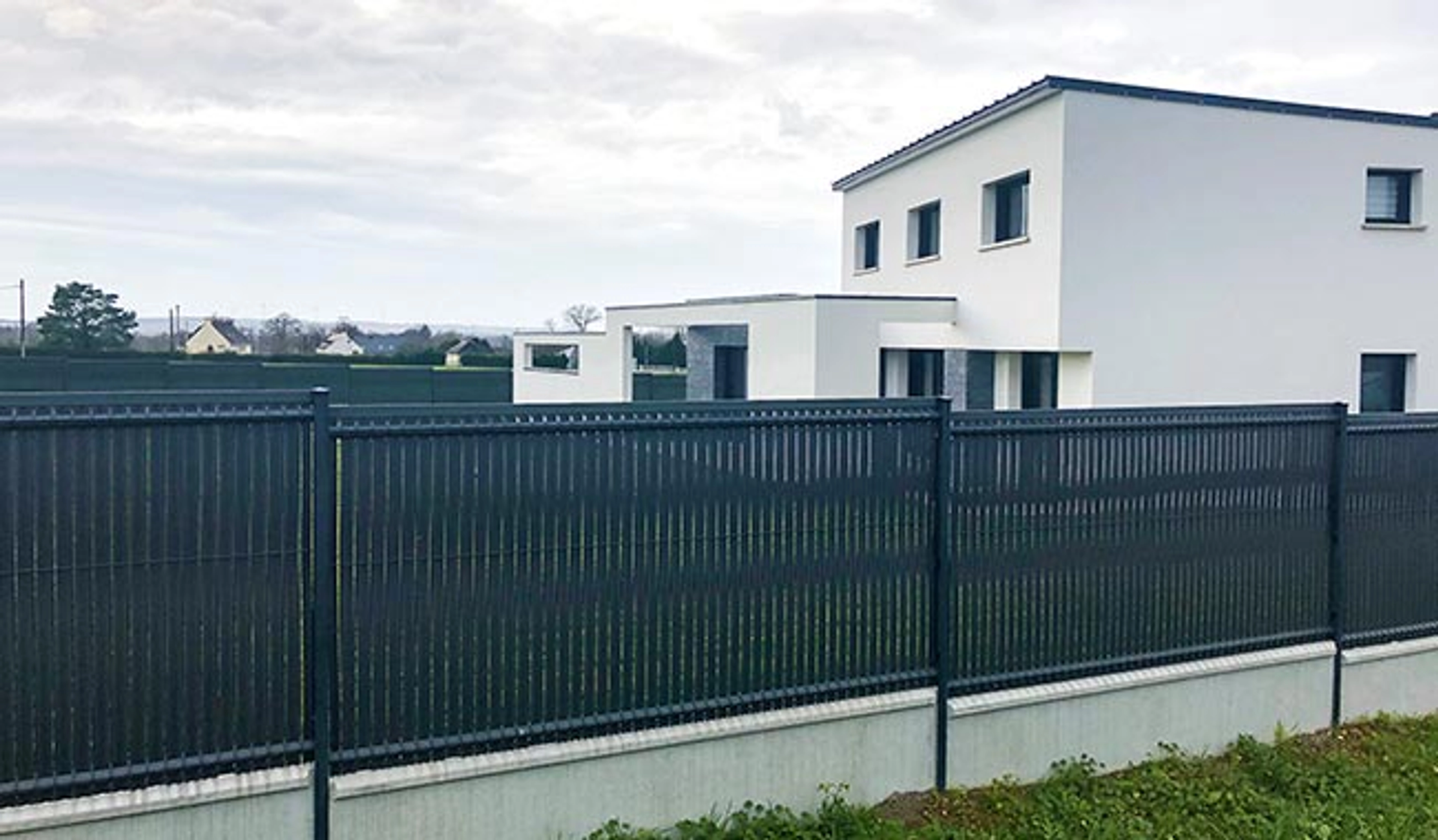 Comment fixer un brise vue sur un grillage ?