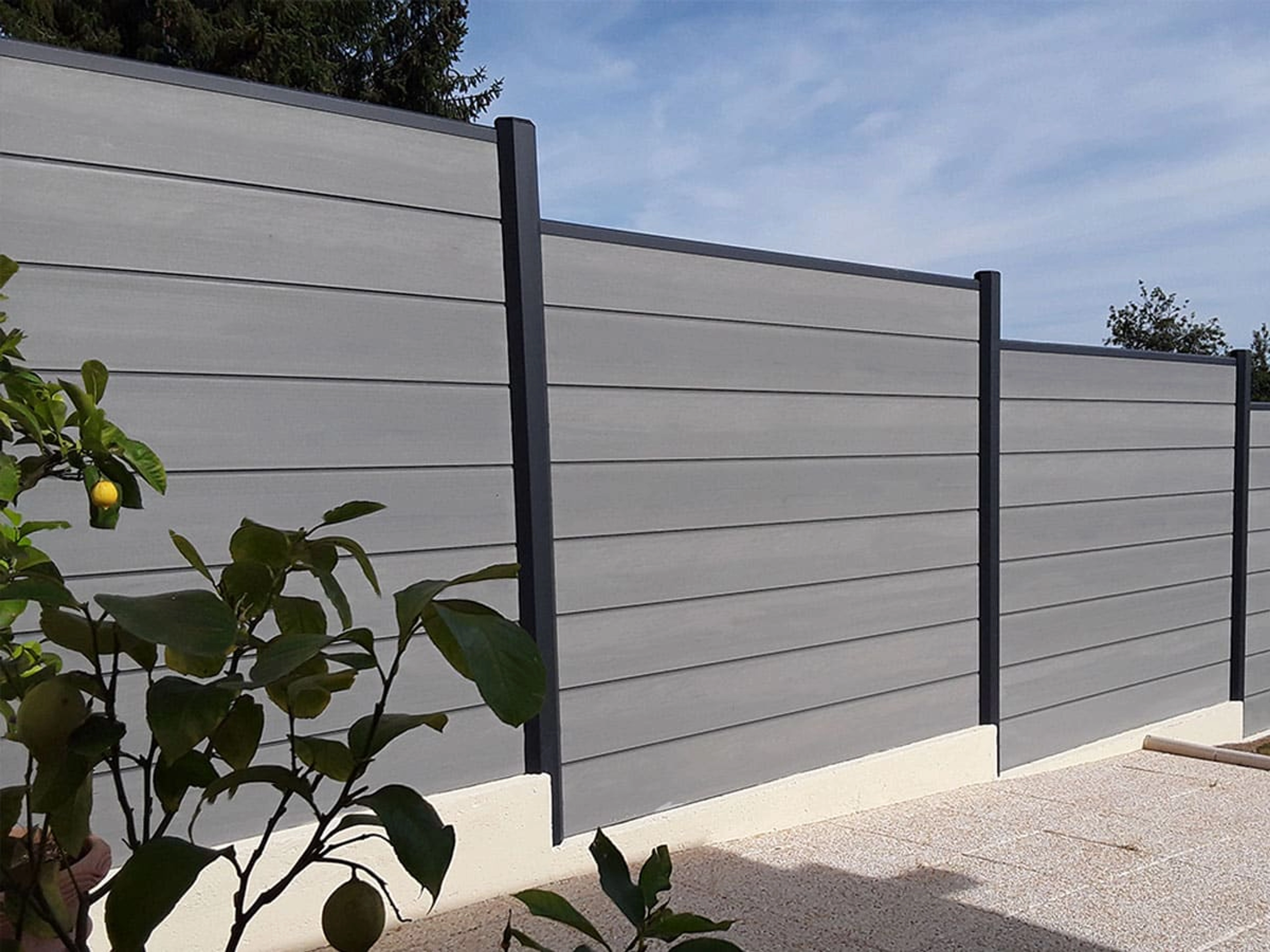 Clôture endommagée par le vent : Assurance et recours