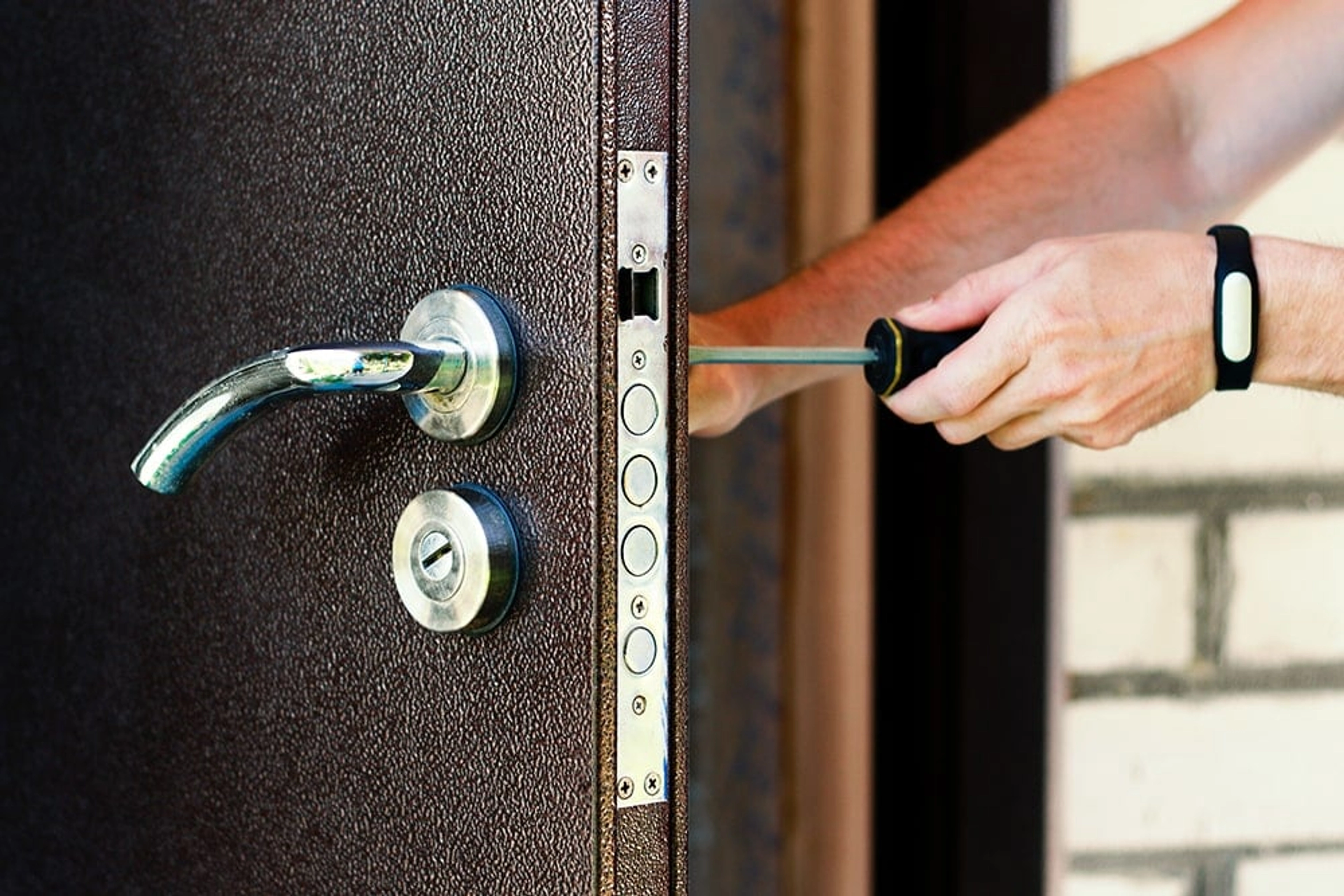 Comment ouvrir une porte d’entrée 3 points bloquée ?