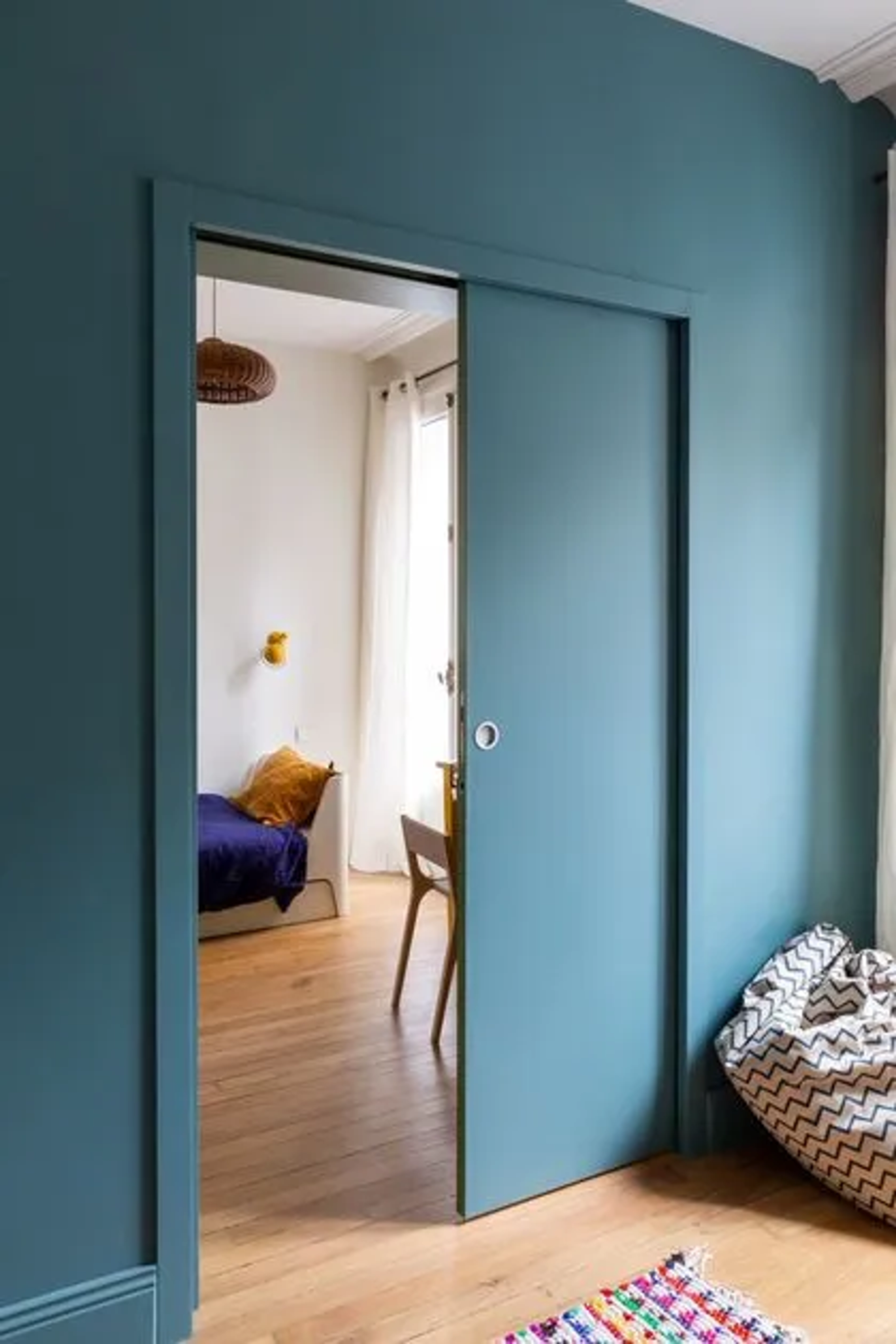 Comment transformer une porte en porte coulissante ?